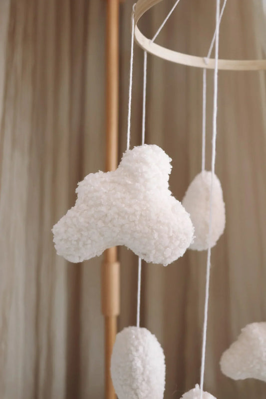 Mobile pour bébé en forme de nuages blancs en tissu suspendus, décoration chambre enfant.