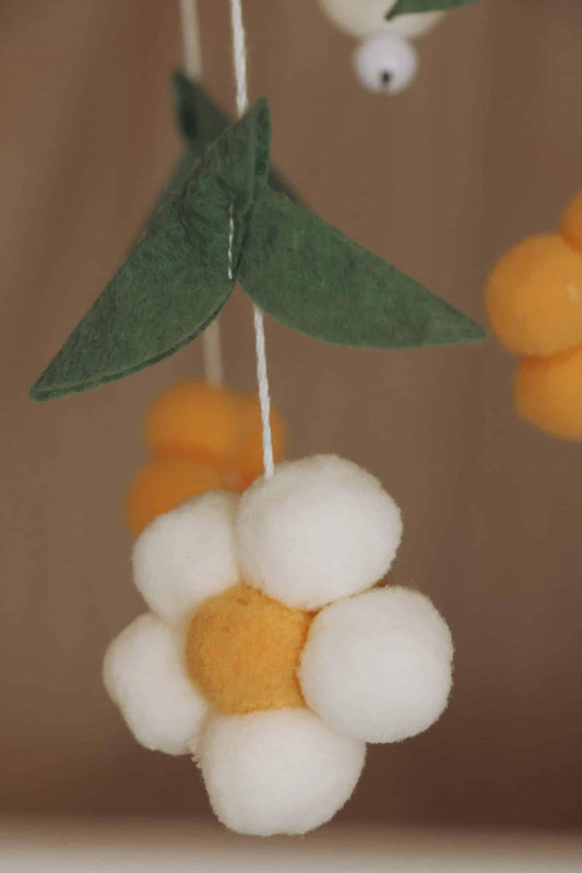 Mobile bébé en feutrine fleur blanche et jaune avec feuilles vertes décoratives