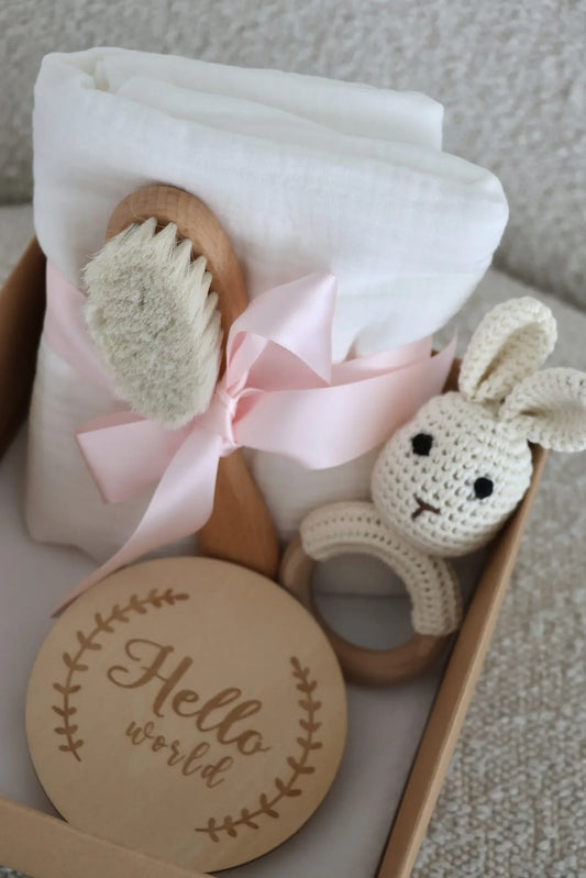 Coffret cadeau naissance avec lange blanc, brosse bébé, hochet lapin crocheté et disque en bois gravé Hello World.
