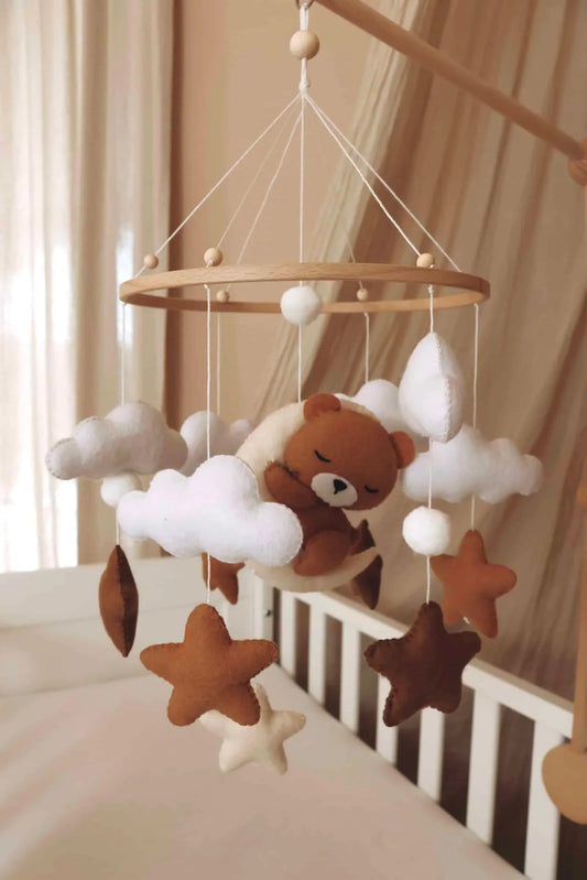 Mobile bébé en feutrine avec ourson, nuages et étoiles suspendus, déco chambre enfant