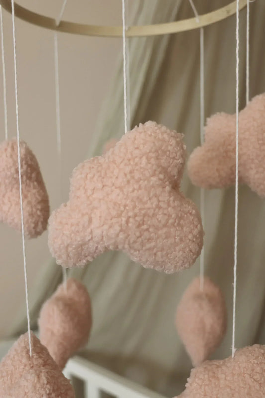 Mobile bébé nuage en tissu rose pastel pour décoration chambre enfant