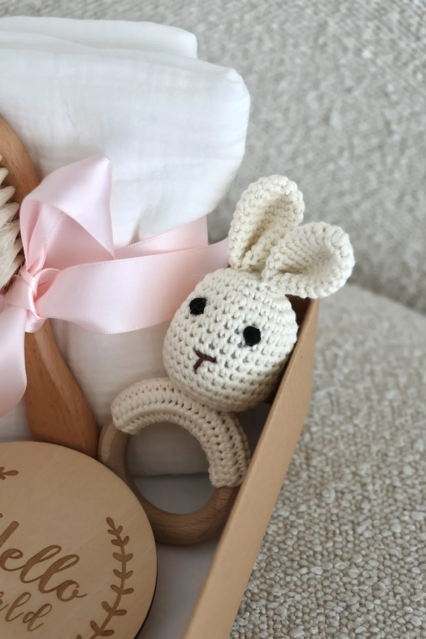 Hochet lapin en crochet blanc pour bébé, présenté dans un coffret cadeau naissance.