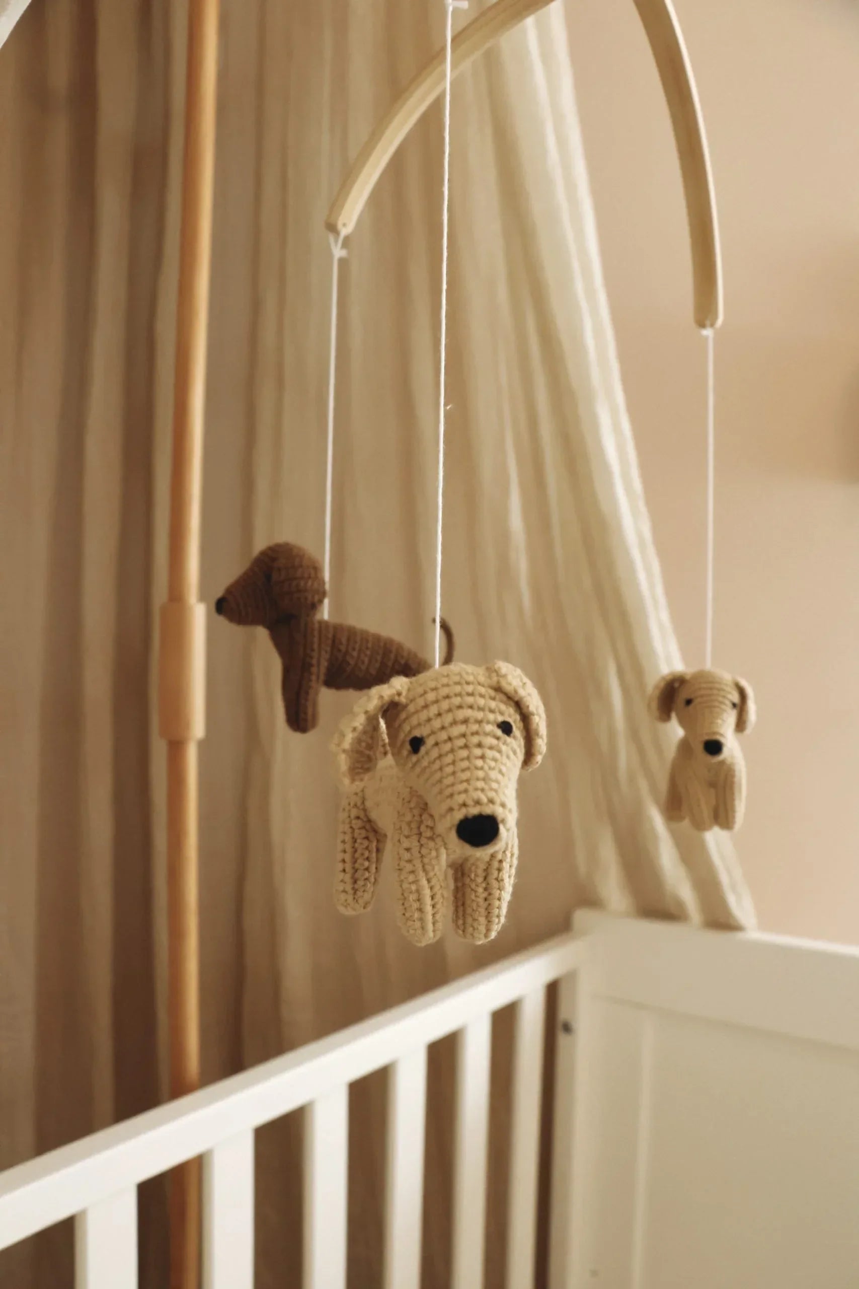 Mobile bébé en bois avec chiens tricotés suspendus, décoration chambre enfant naturelle