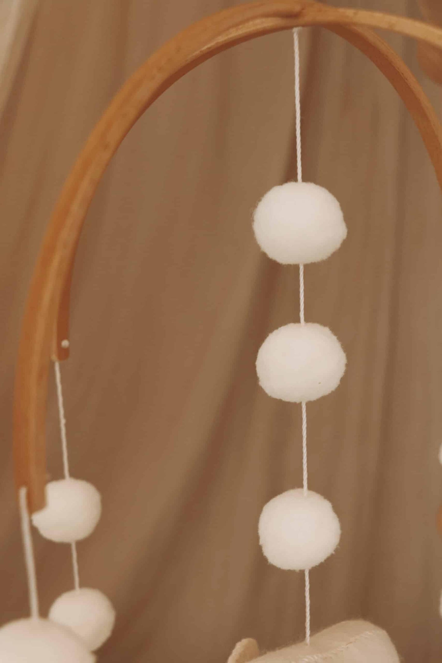 Mobile bébé en bois et pompons blancs, décoration chambre enfant douce et naturelle