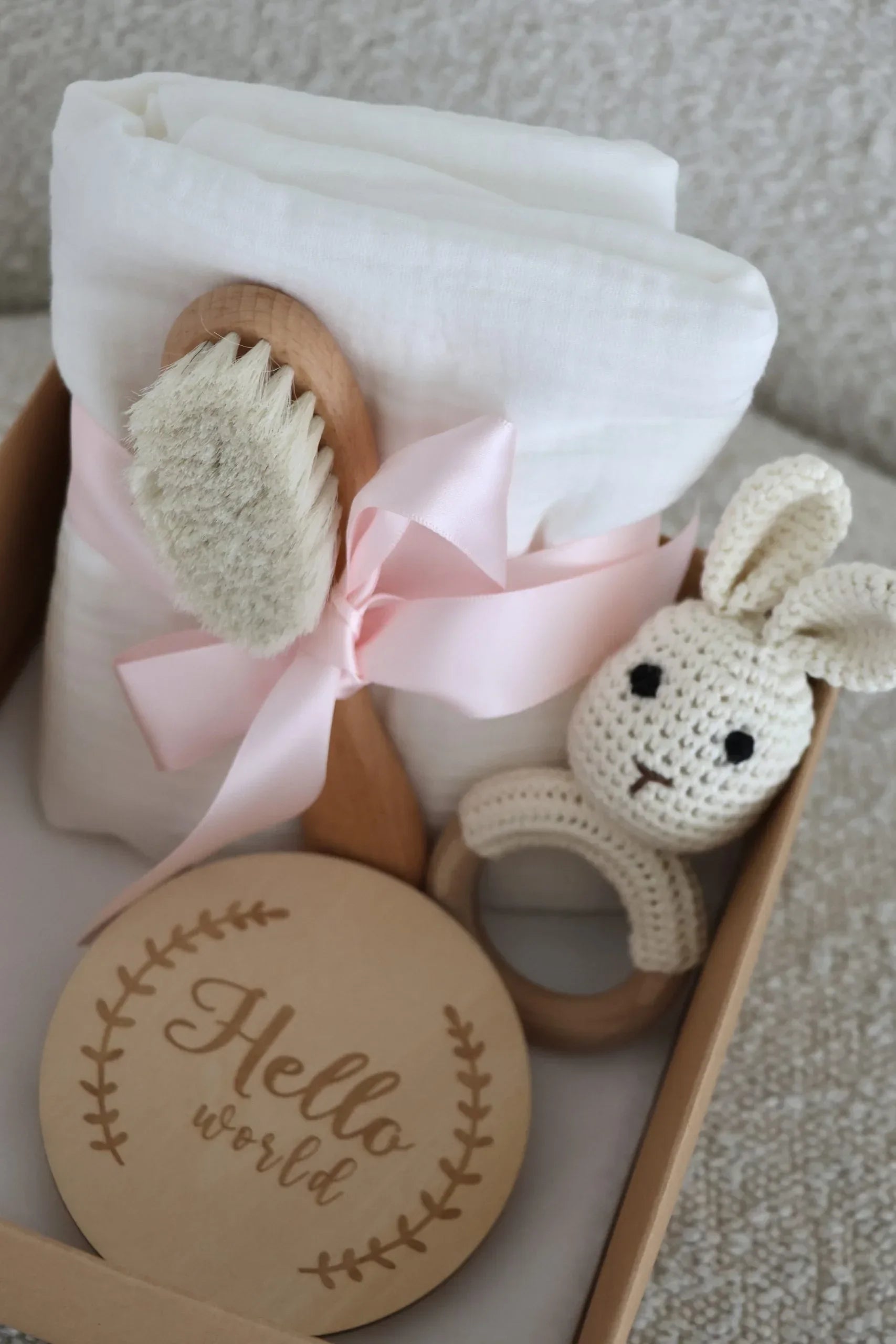 Coffret cadeau naissance avec lange blanc, brosse bébé, hochet lapin crocheté et disque en bois gravé Hello World.