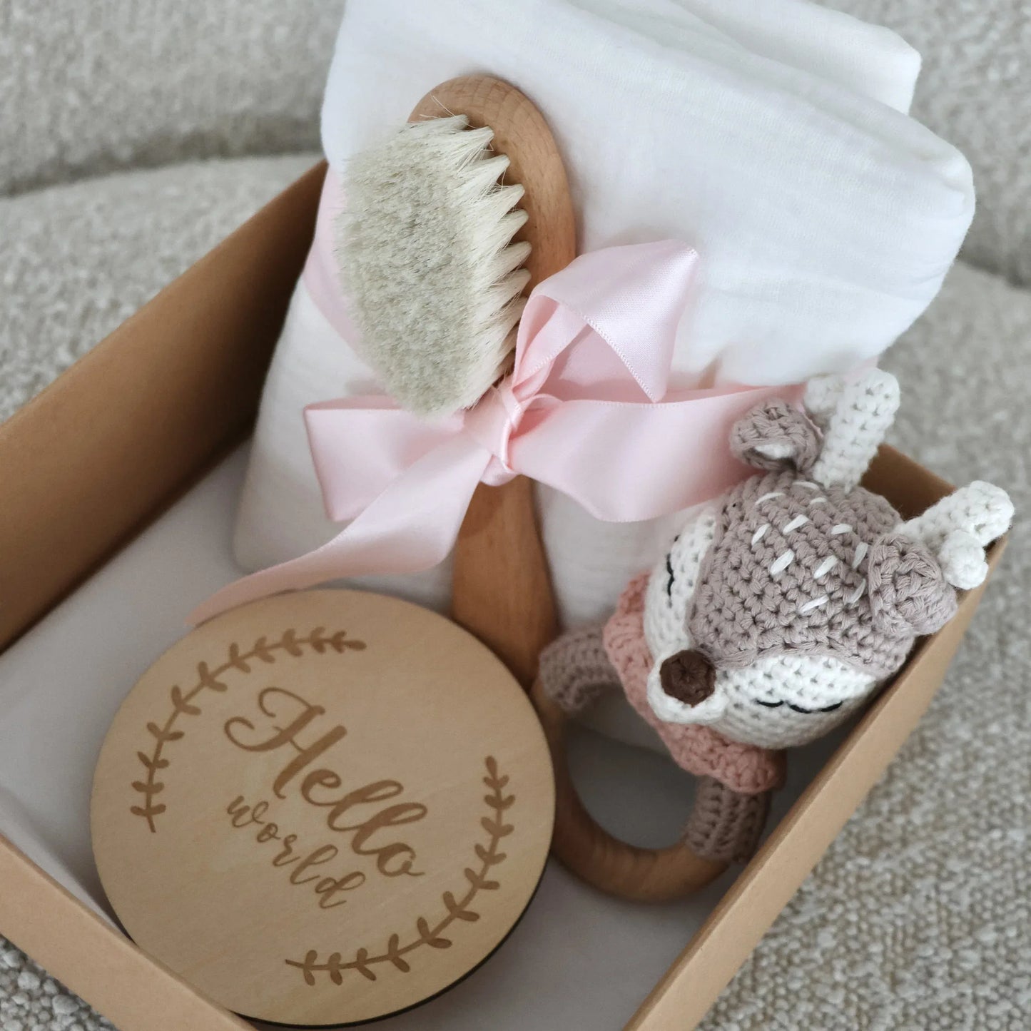Coffret cadeau bébé avec brosse en bois, doudou crochet, lange blanc et carte Hello world.