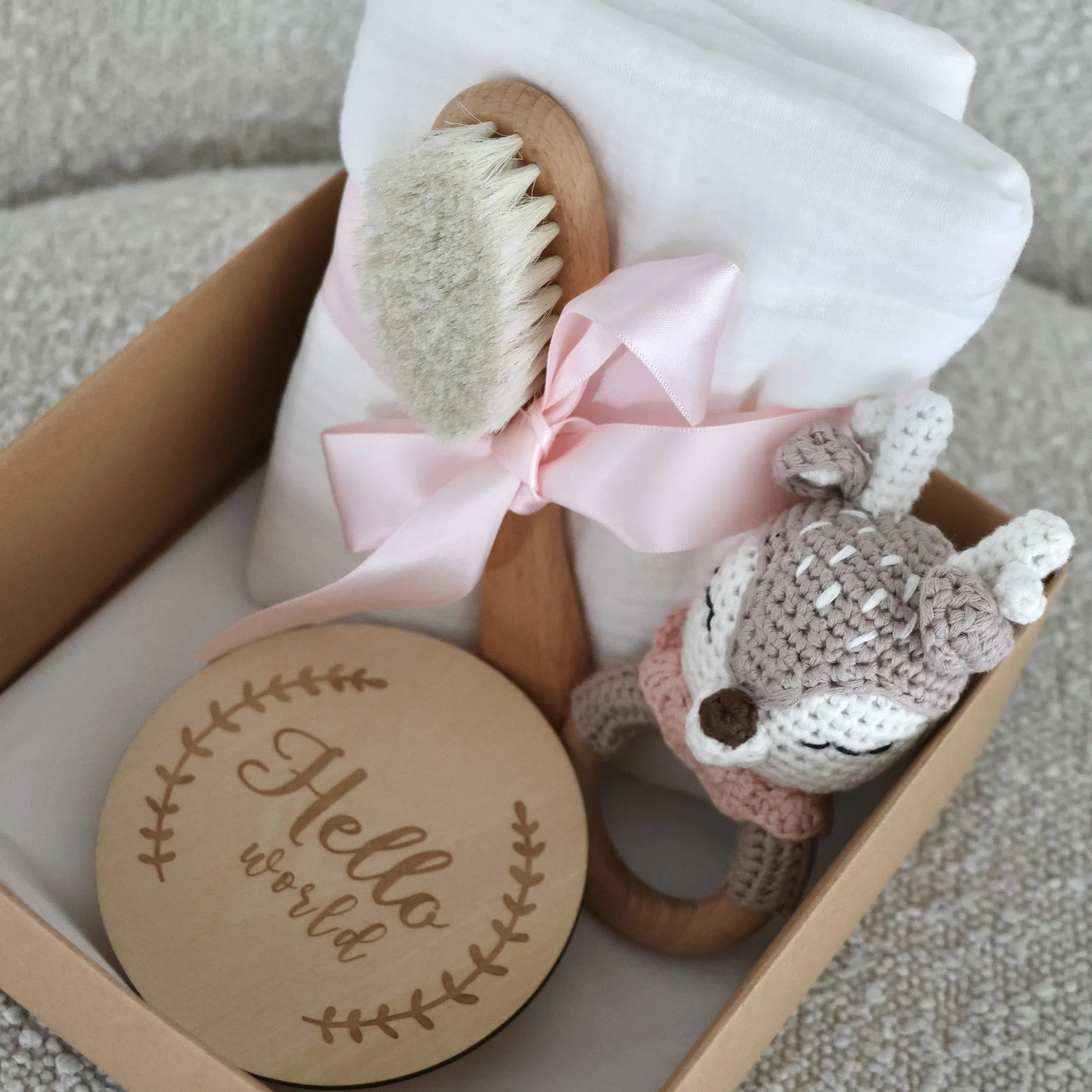 Coffret cadeau bébé avec brosse en bois, doudou crochet, lange blanc et carte Hello world.