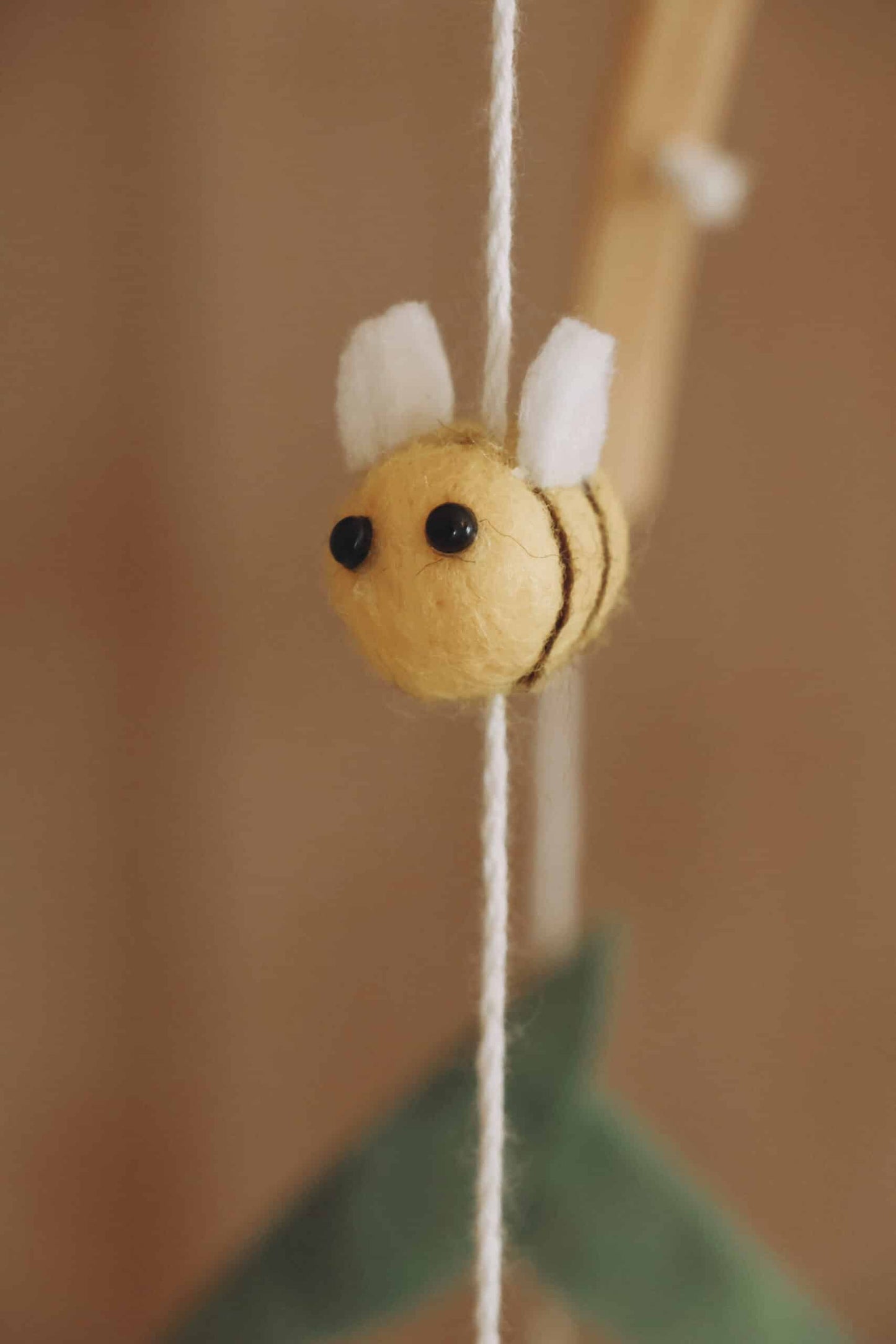 Abeille en laine feutrée suspendue, mobile décoratif chambre bébé, style scandinave.
