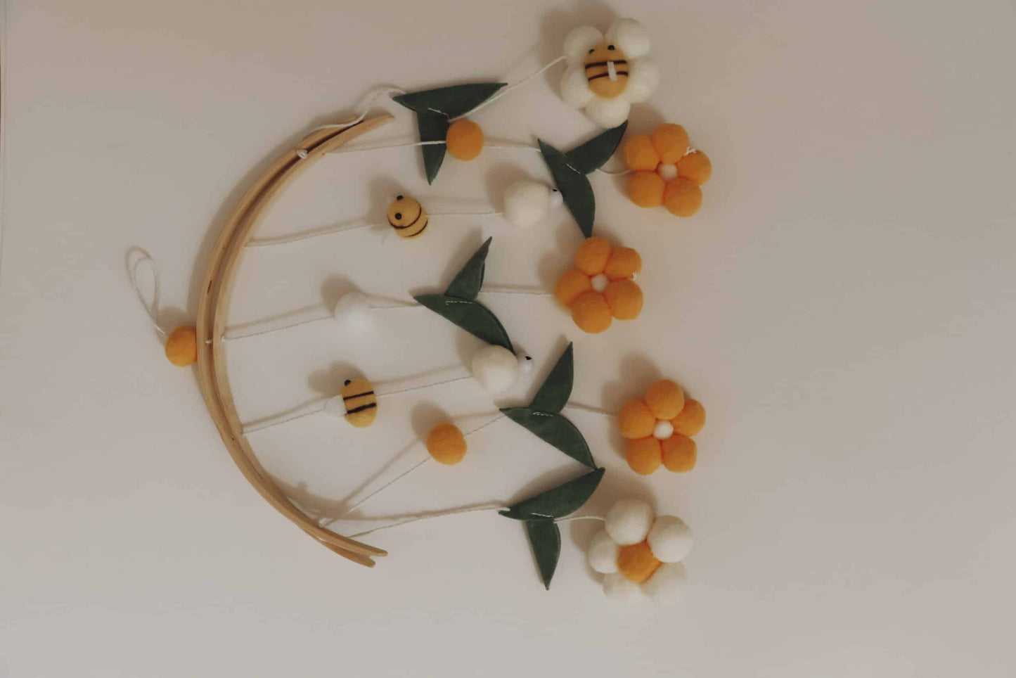 mobile bébé en bois avec abeilles, fleurs en feutrine jaune, décor chambre enfant
