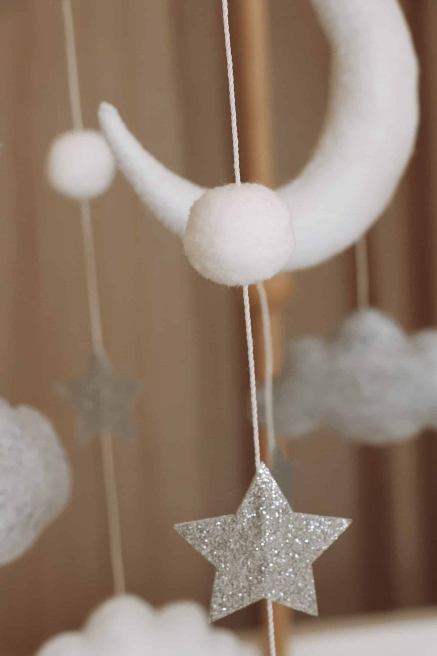 Mobile bébé déco chambre enfant, lune, étoiles argentées et nuages doux en feutrine