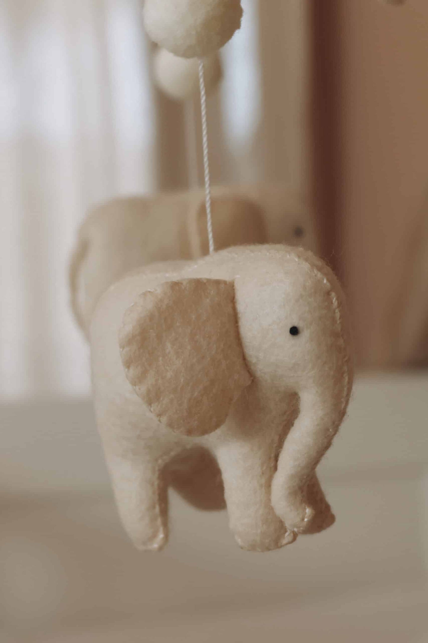 Mobile bébé éléphant en feutre beige, décoration chambre enfant, style scandinave.