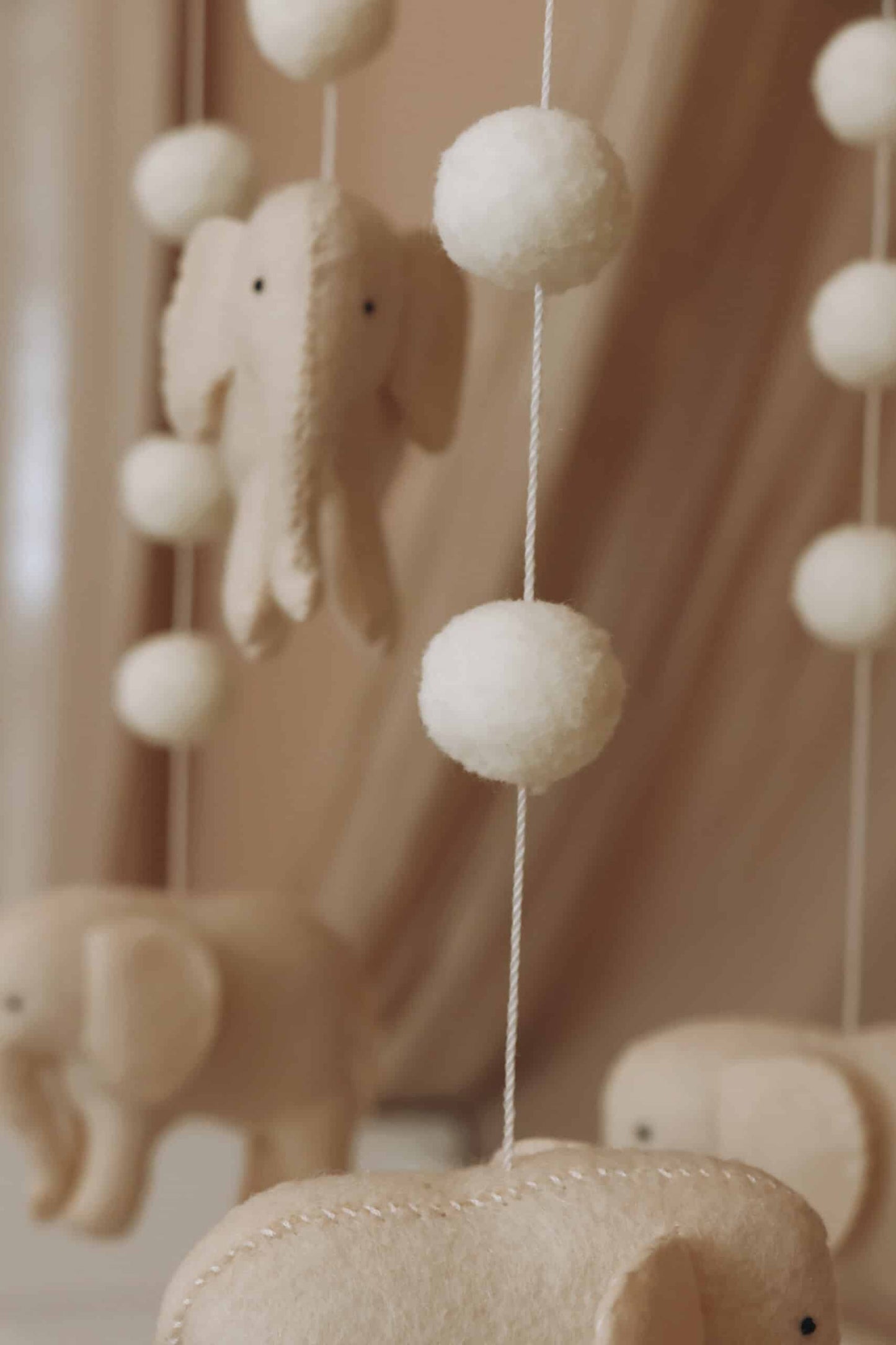 Mobile bébé en feutrine beige avec éléphants et boules, décoration chambre enfant