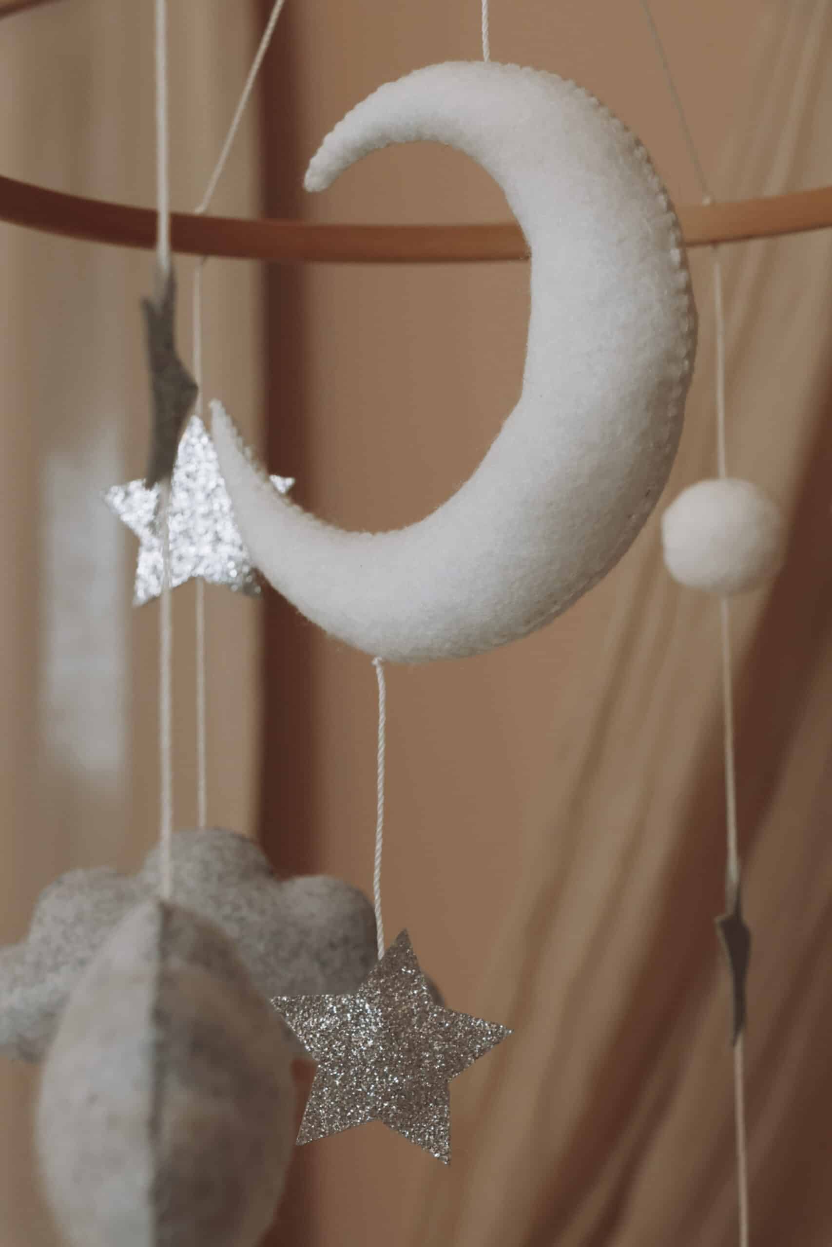 Mobile bébé lune et étoiles, décor en feutre gris et blanc, ambiance douce pour chambre enfant