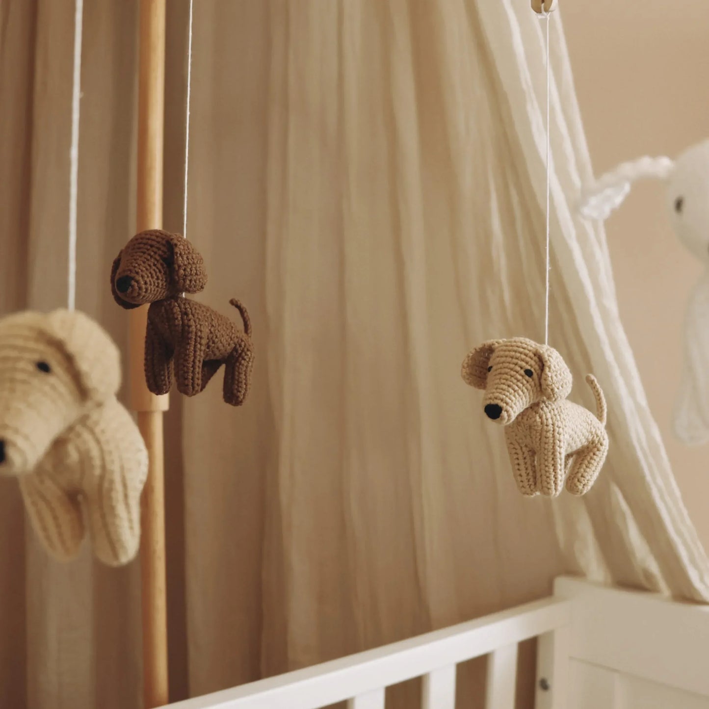 Mobile pour bébé avec chiens en crochet suspendus, décoration chambre enfant