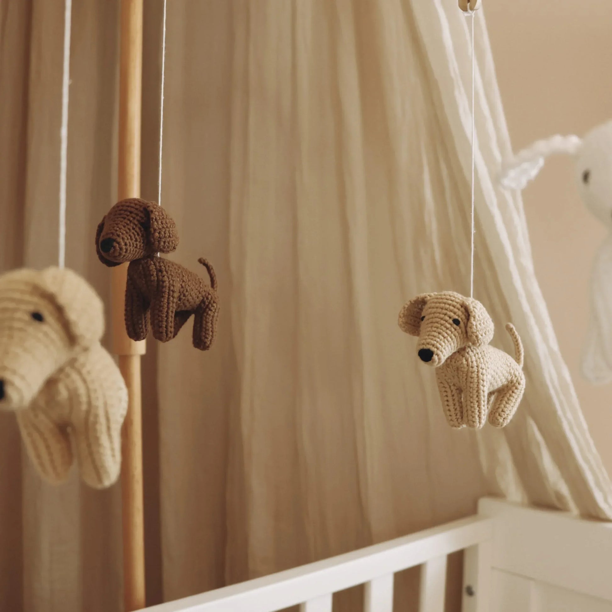 Mobile pour bébé avec chiens en crochet suspendus, décoration chambre enfant