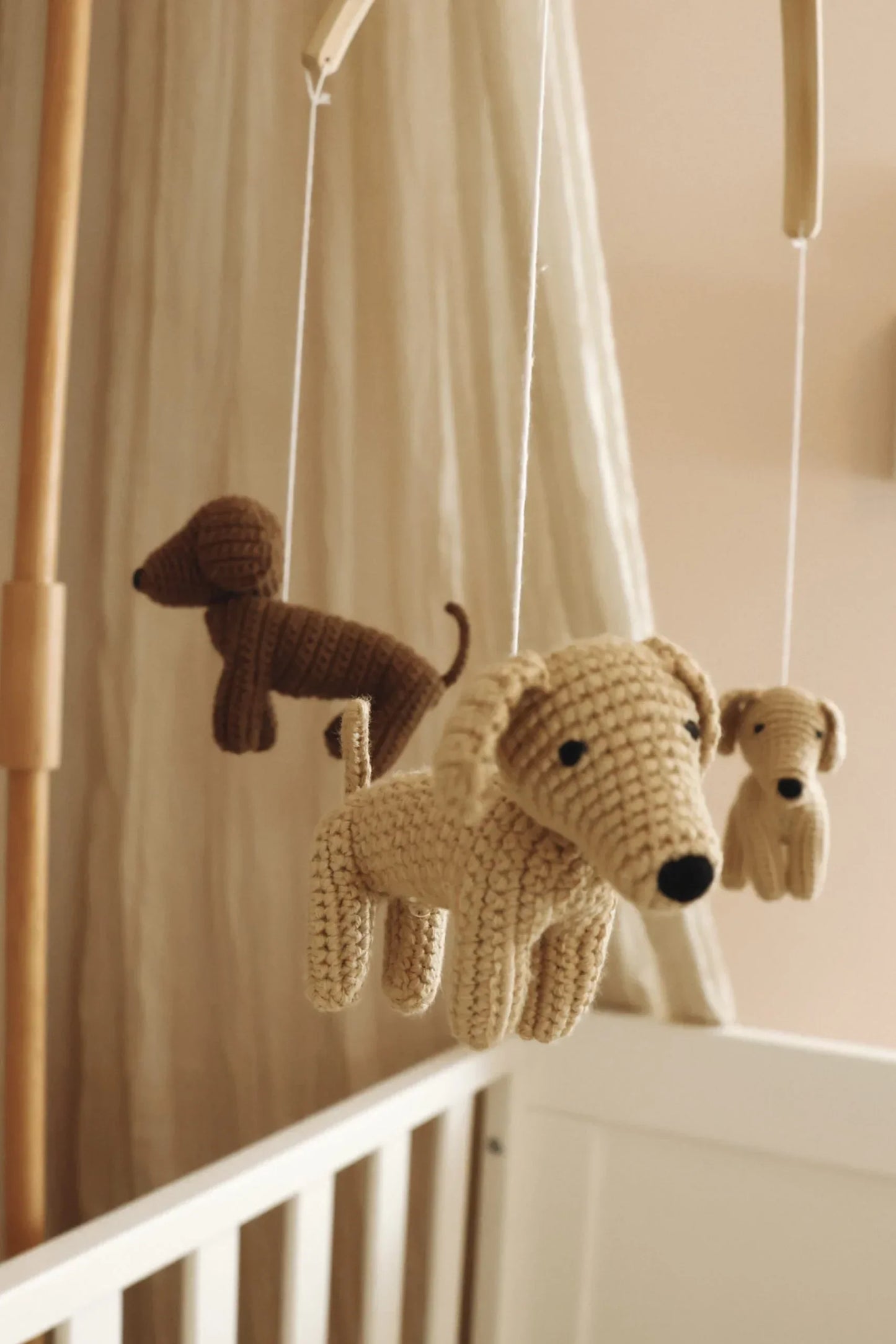 Mobile bébé en crochet avec chiens suspendus, décoration chambre enfant, couleurs beige et marron