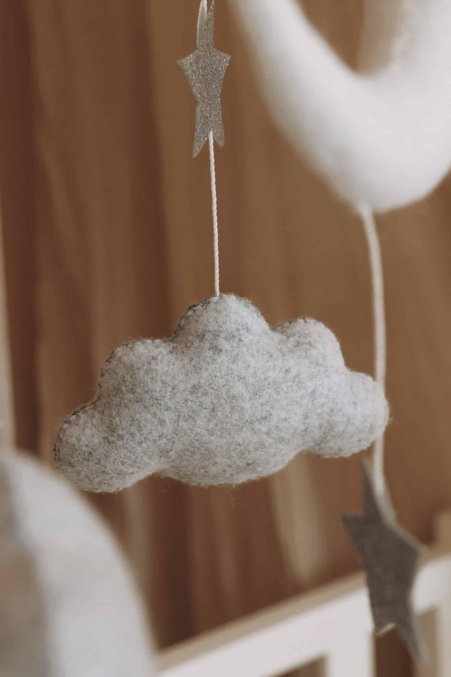 Mobile bébé nuage en feutre gris et étoiles suspendues, décoration chambre enfant