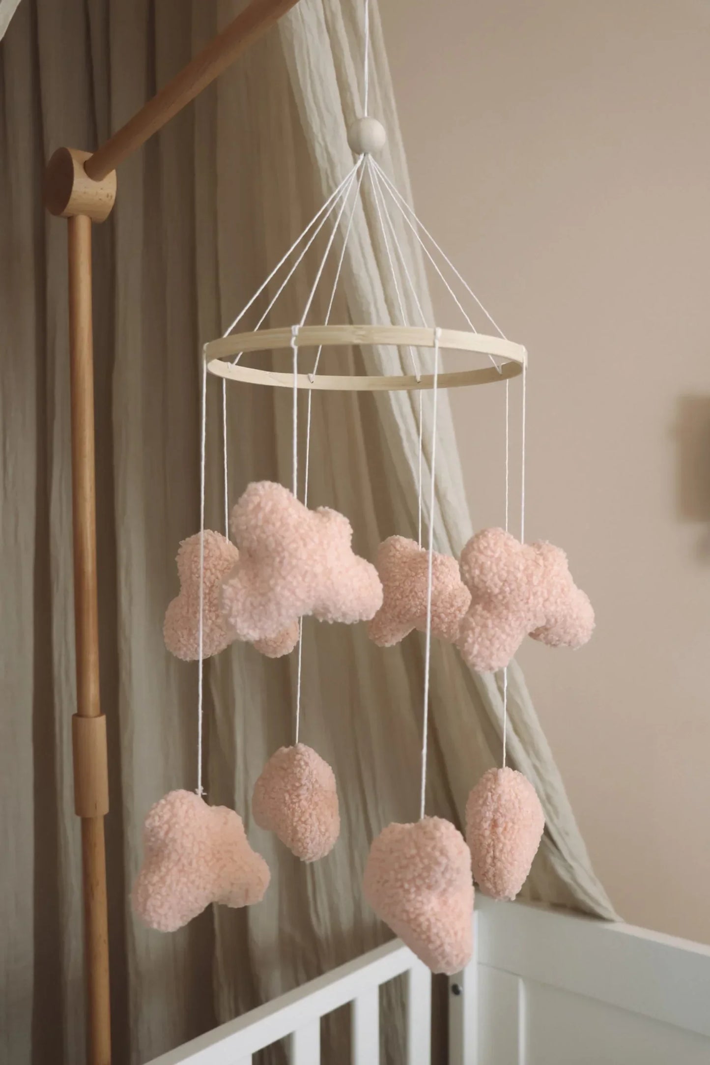 Mobile bébé nuage en laine rose suspendu, décoration chambre enfant scandinave