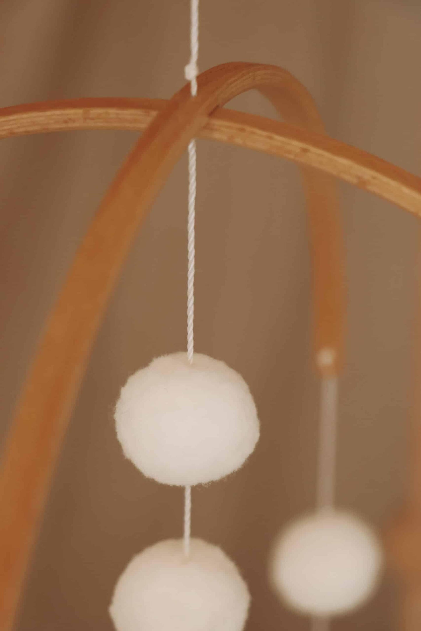 Mobile pour bébé en bois et pompons blancs suspendus, décoration chambre enfant
