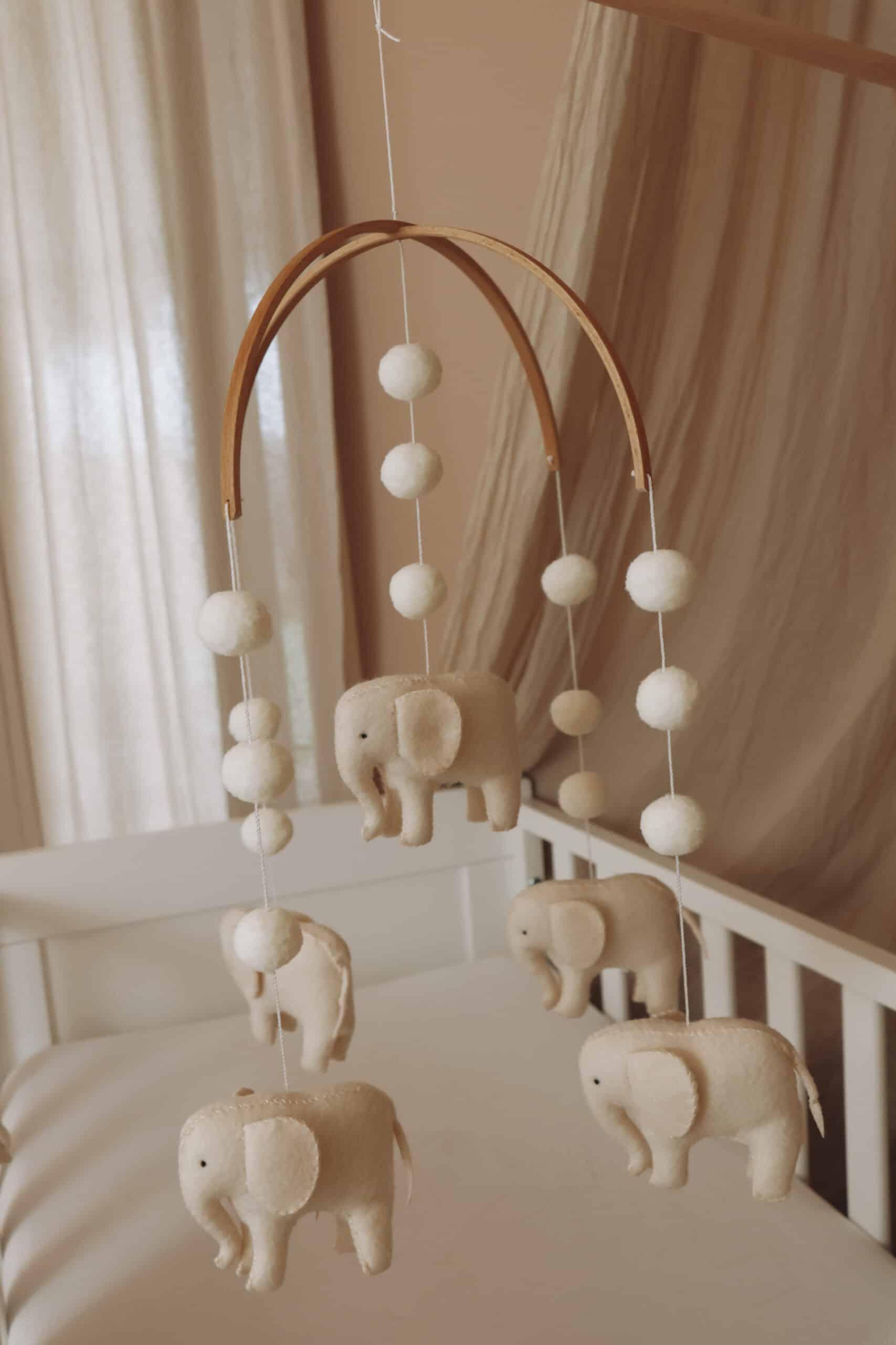 Mobile bébé éléphants en feutre blanc, décoration suspendue pour lit enfant, ambiance douce