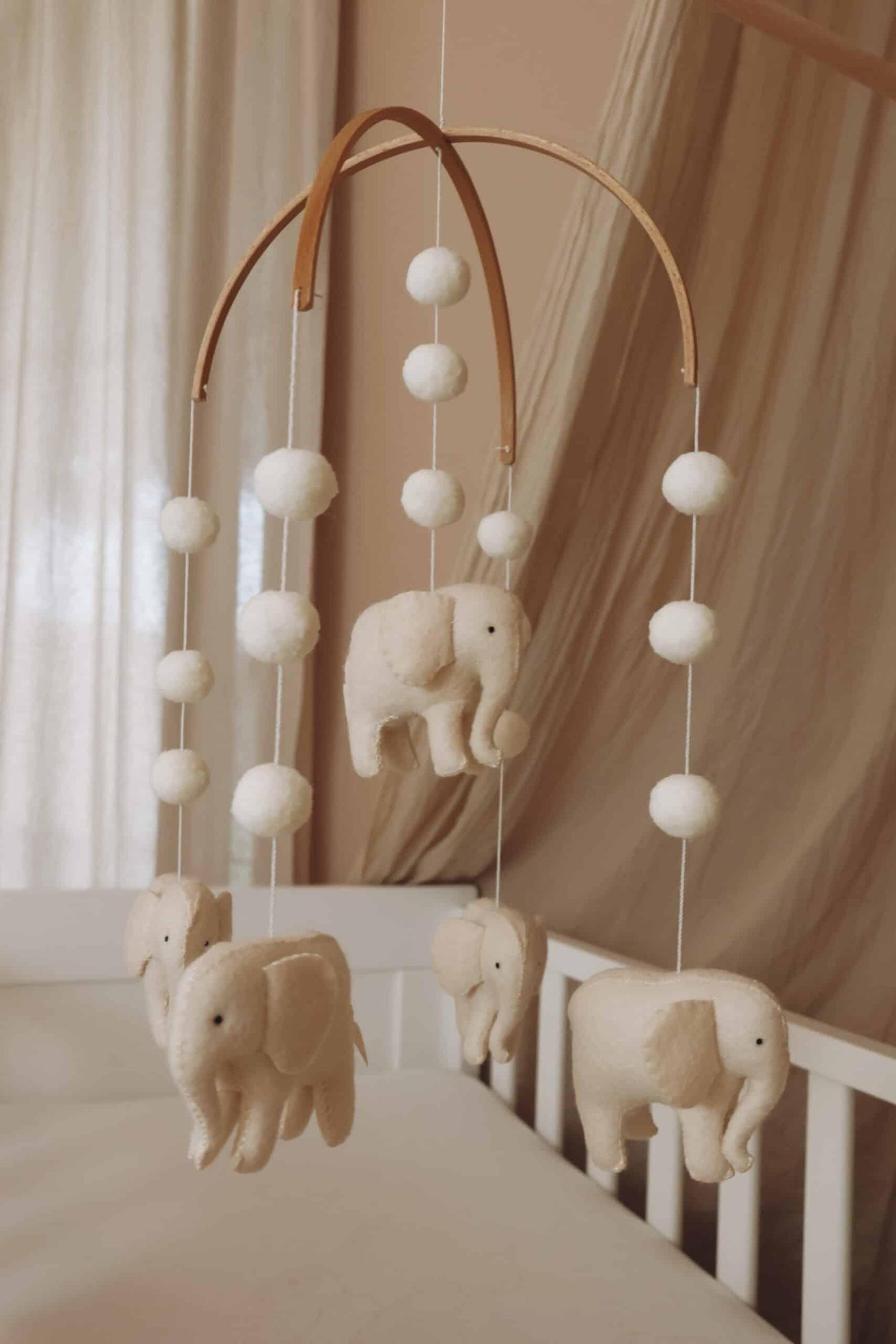 Mobile bébé éléphants en feutrine blanche, décoration chambre enfant, suspendu au-dessus d’un lit