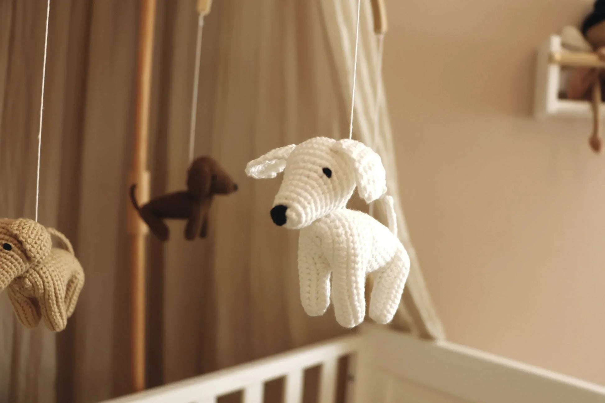 Mobile bébé animaux en crochet suspendu au-dessus d’un lit enfant, décoration chambre