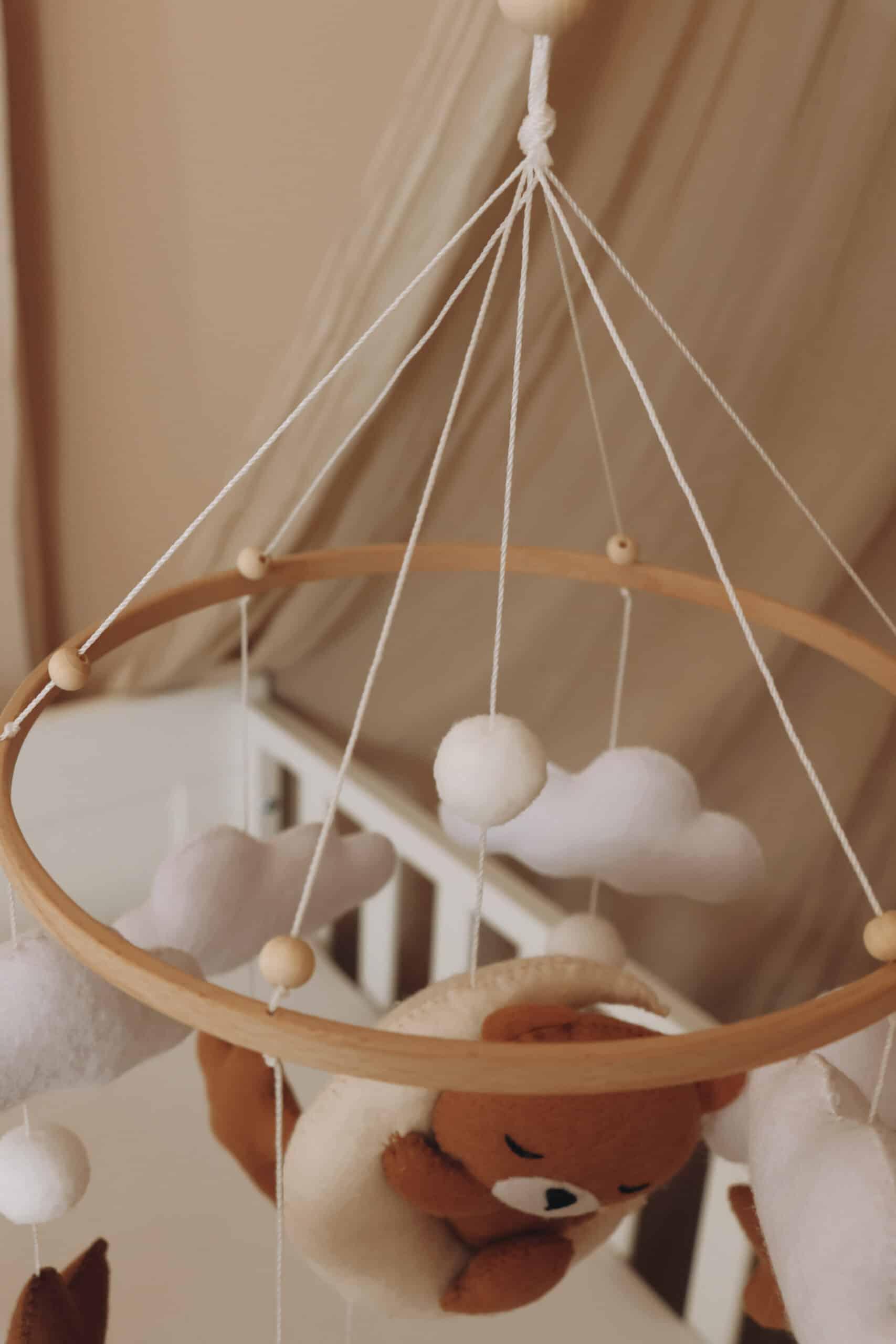 Mobile bébé en bois décoratif avec nuages et ourson en feutre suspendu, décoration chambre enfant
