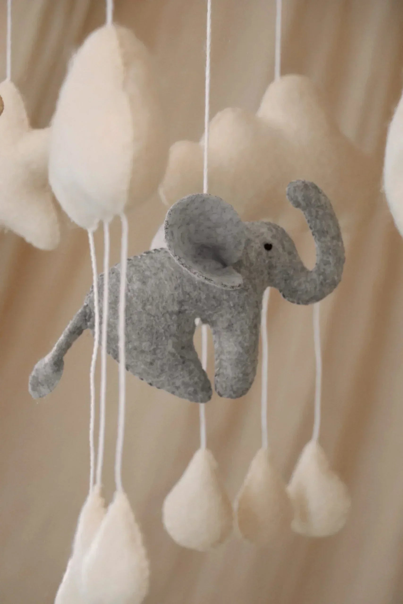 Mobile bébé en feutrine avec éléphant gris et nuages décoratifs suspendus