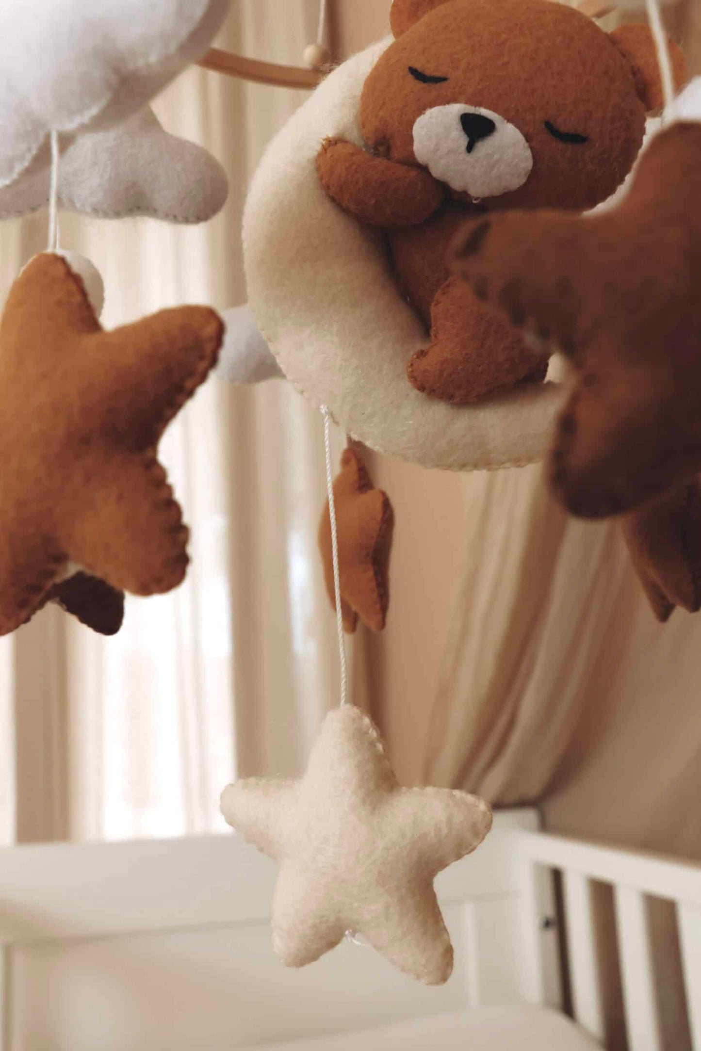 Mobile suspendu bébé avec ours en peluche endormi et étoiles en feutrine, décoration chambre enfant