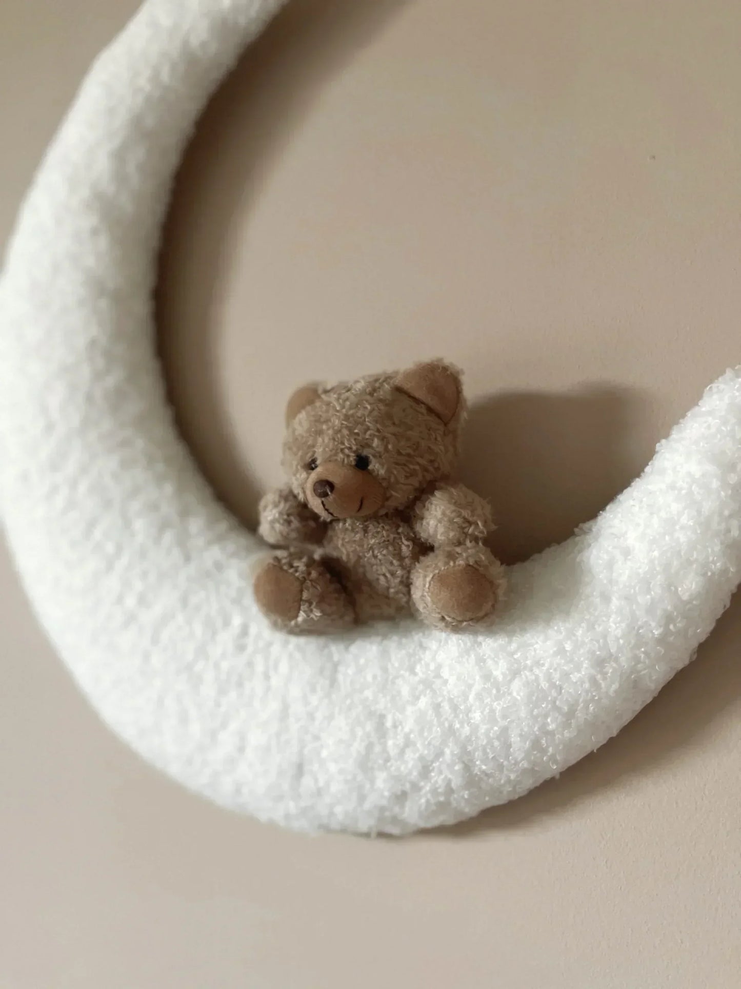 Décoration murale enfant, peluche ours assise sur croissant de lune blanc en tissu doux