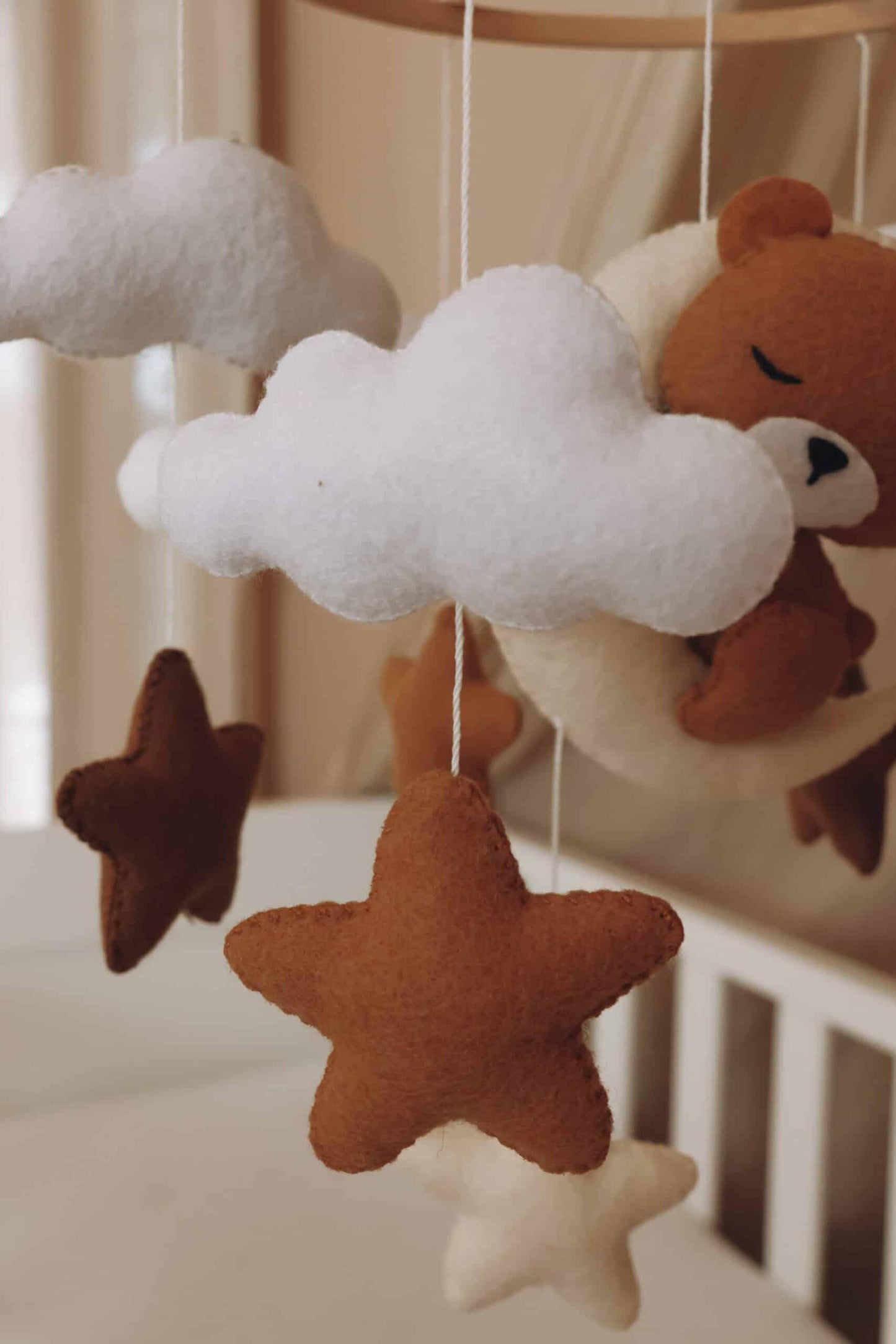 Mobile bébé en feutrine, nuages, étoiles et ourson, décoration chambre enfant.