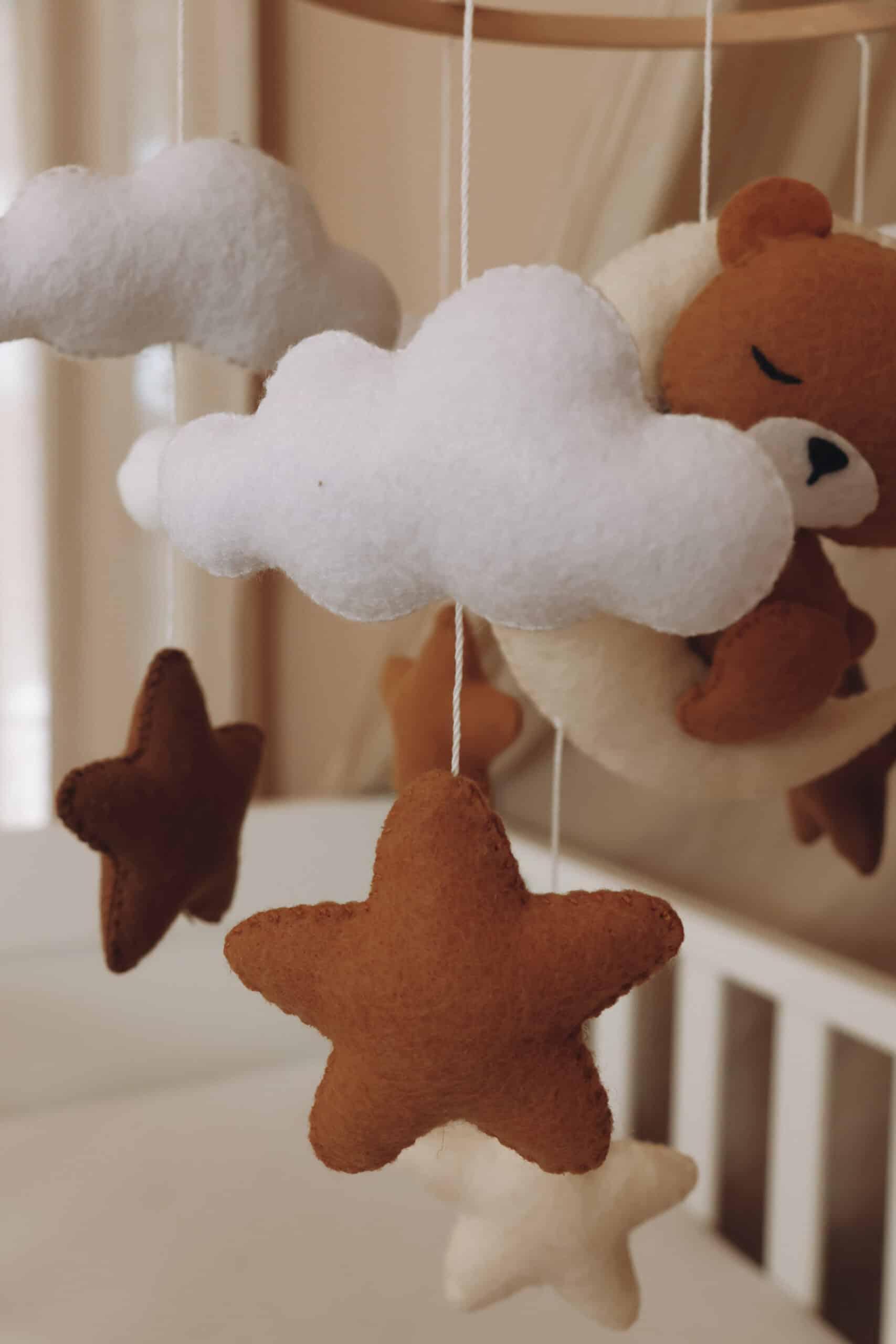 Mobile bébé en feutrine, nuages, étoiles et ourson, décoration chambre enfant.