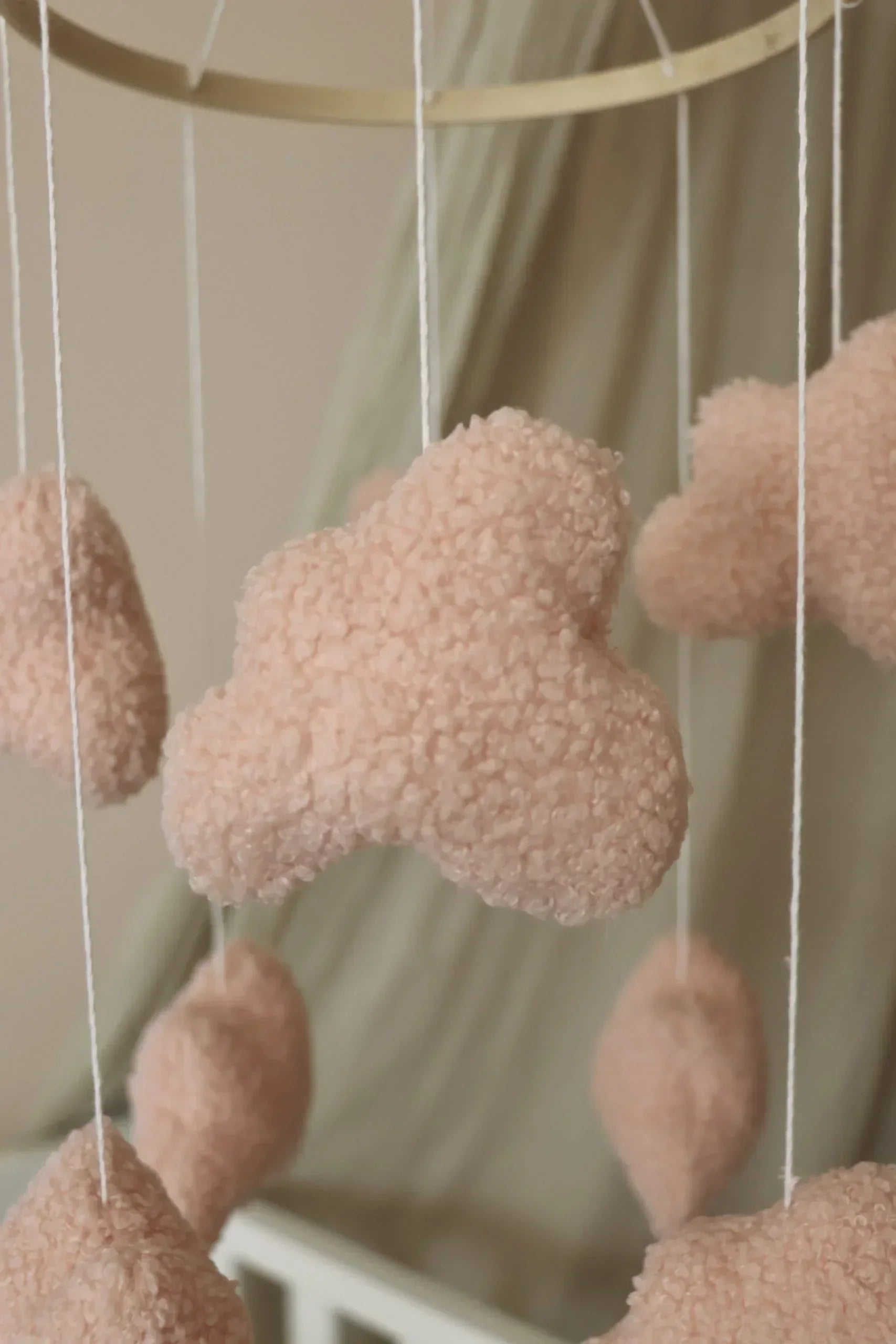 Mobile bébé nuage en tissu rose pastel pour décoration chambre enfant