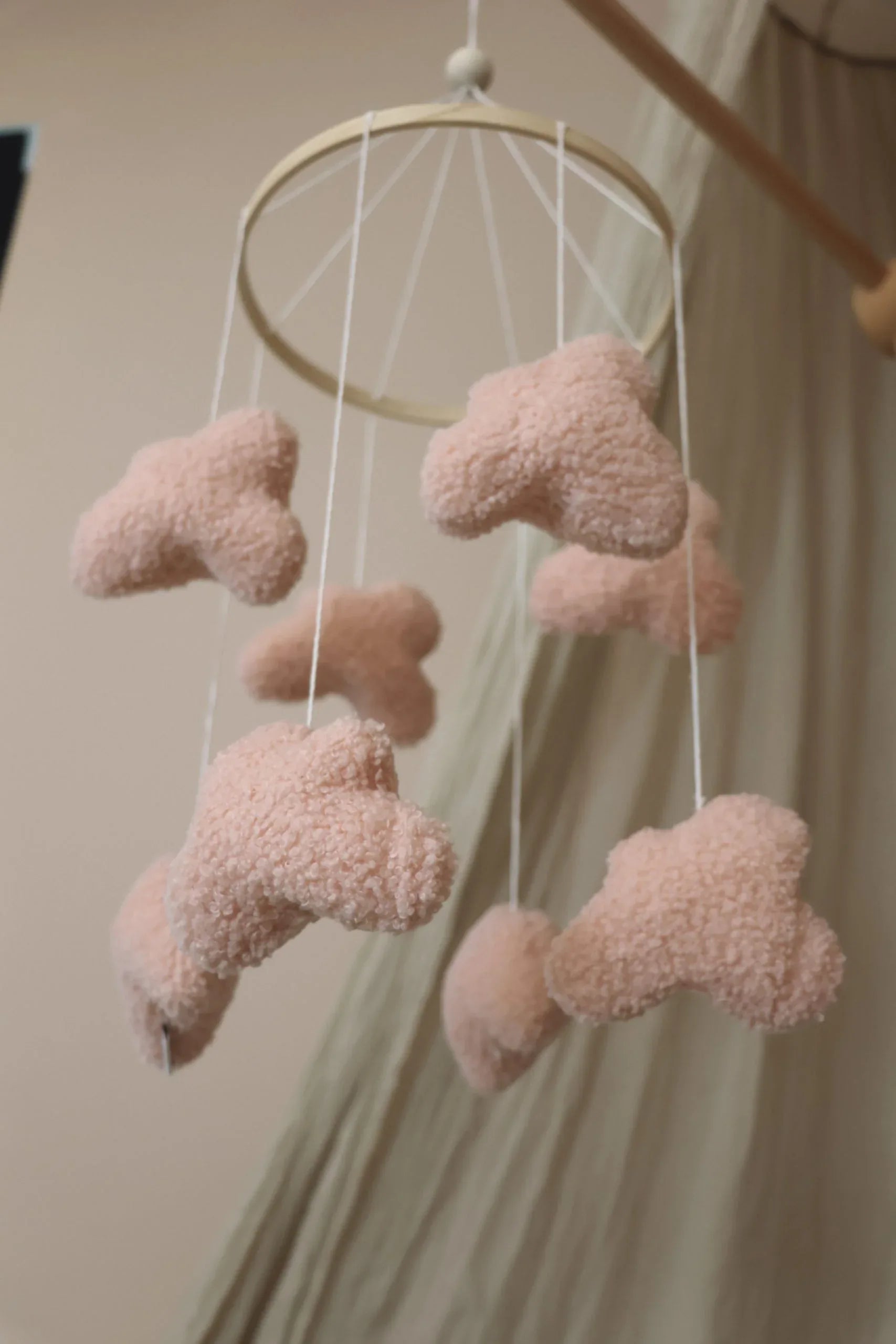 Mobile bébé nuage en tissu rose suspendu, décoration douce chambre enfant