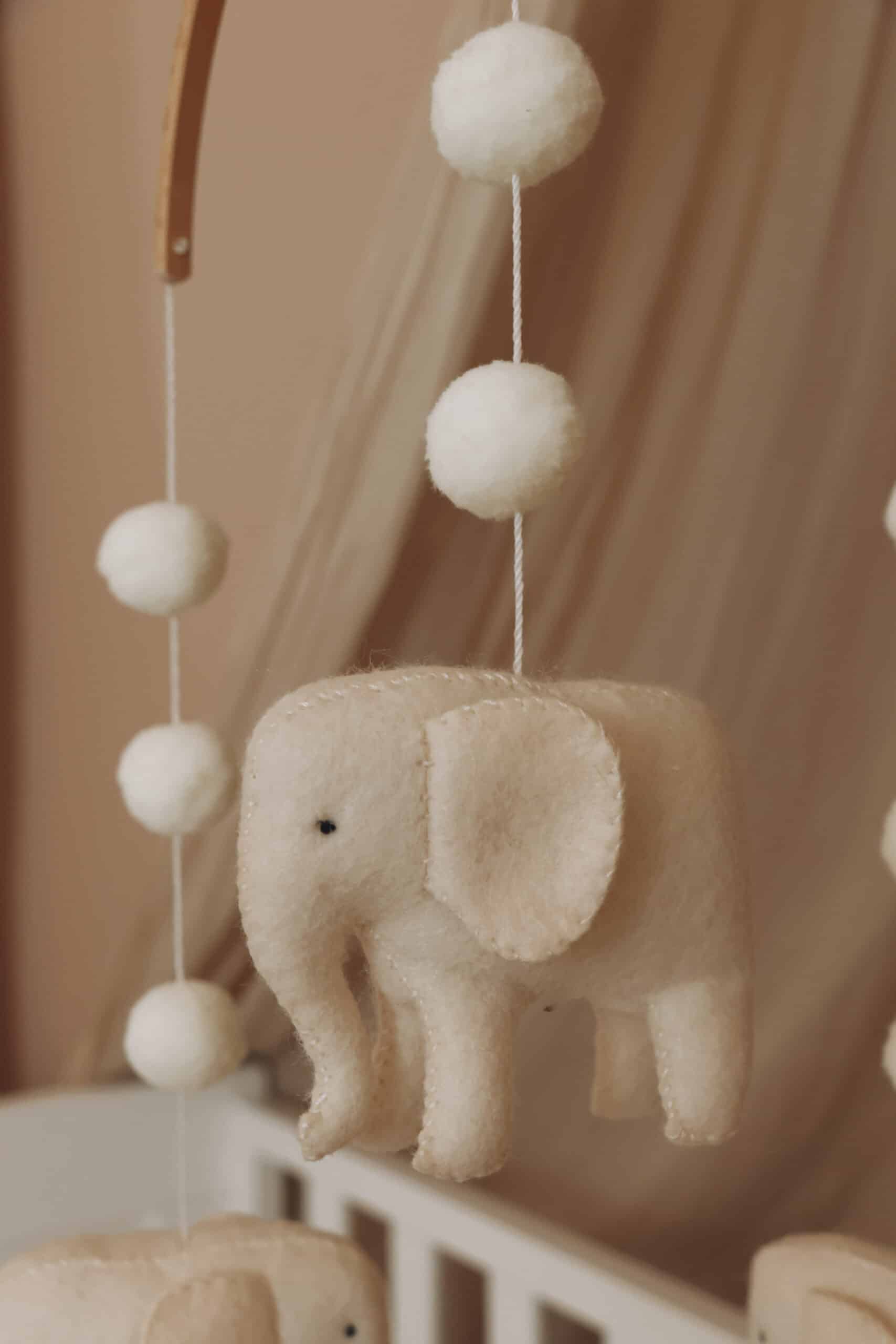 Mobile bébé éléphant en feutrine beige avec boules blanches, décoration chambre enfant