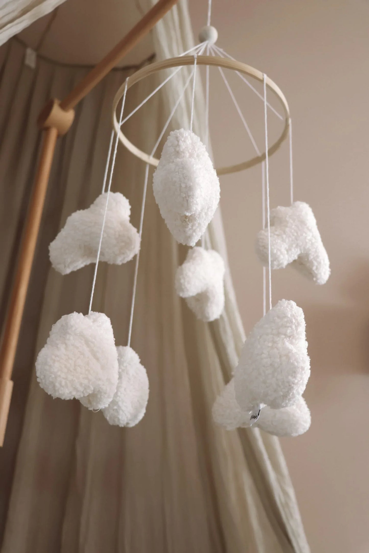 Mobile bébé en laine blanche, suspendu, décoration chambre enfant, style scandinave.