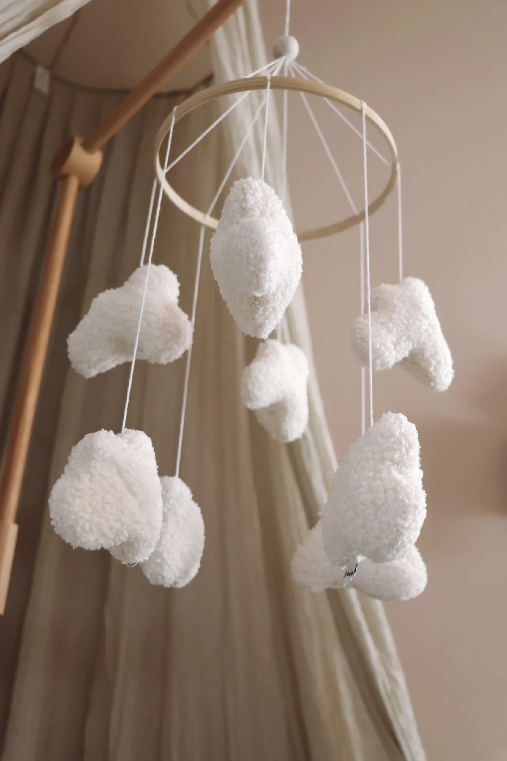 Mobile bébé en laine blanche, suspendu, décoration chambre enfant, style scandinave.