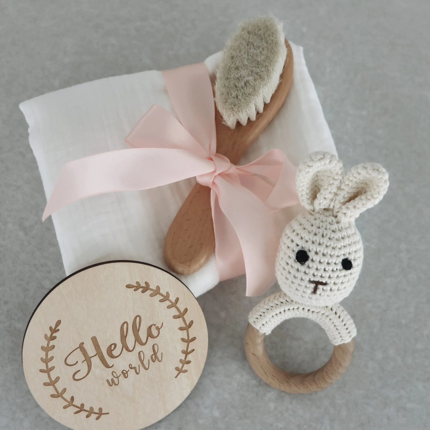 Coffret cadeau bébé avec hochet lapin crochet, brosse douce bois et plaque Hello world.