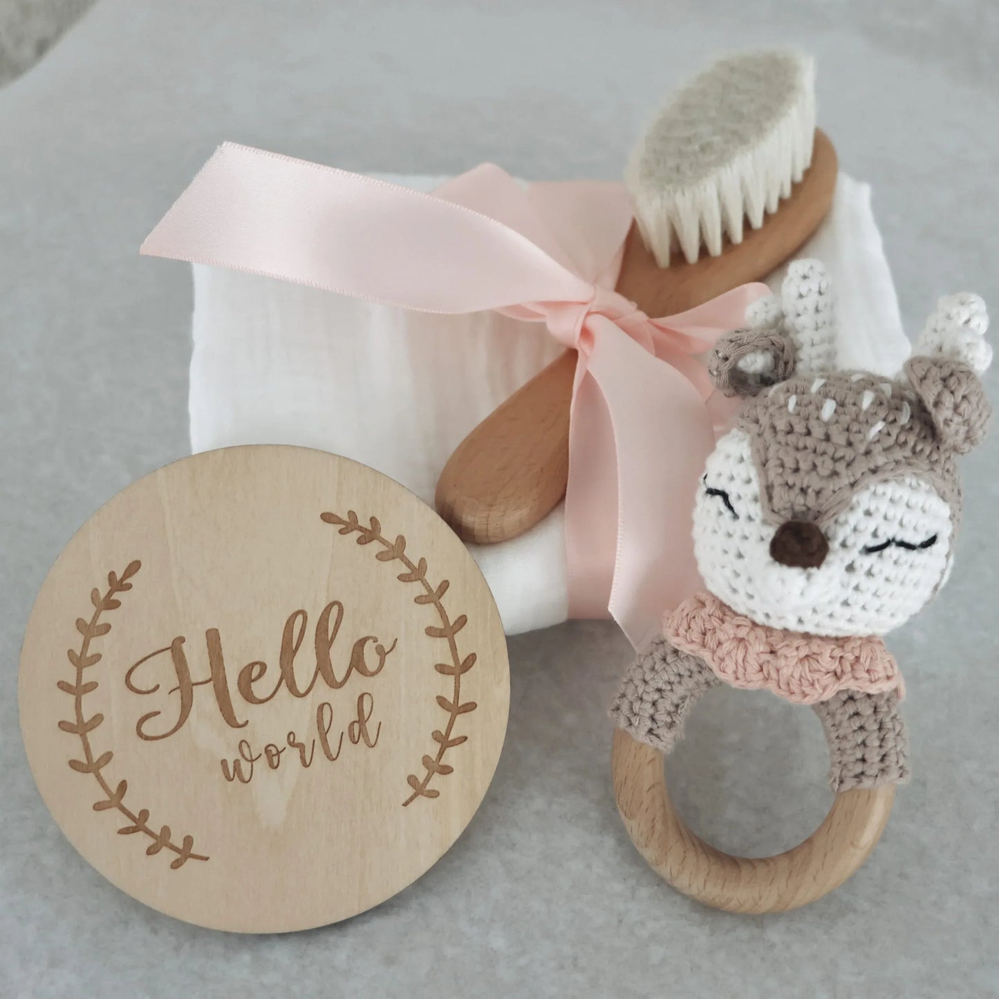 Coffret cadeau naissance avec hochet crochet faon, brosse bébé en bois, lange et disque Hello World.