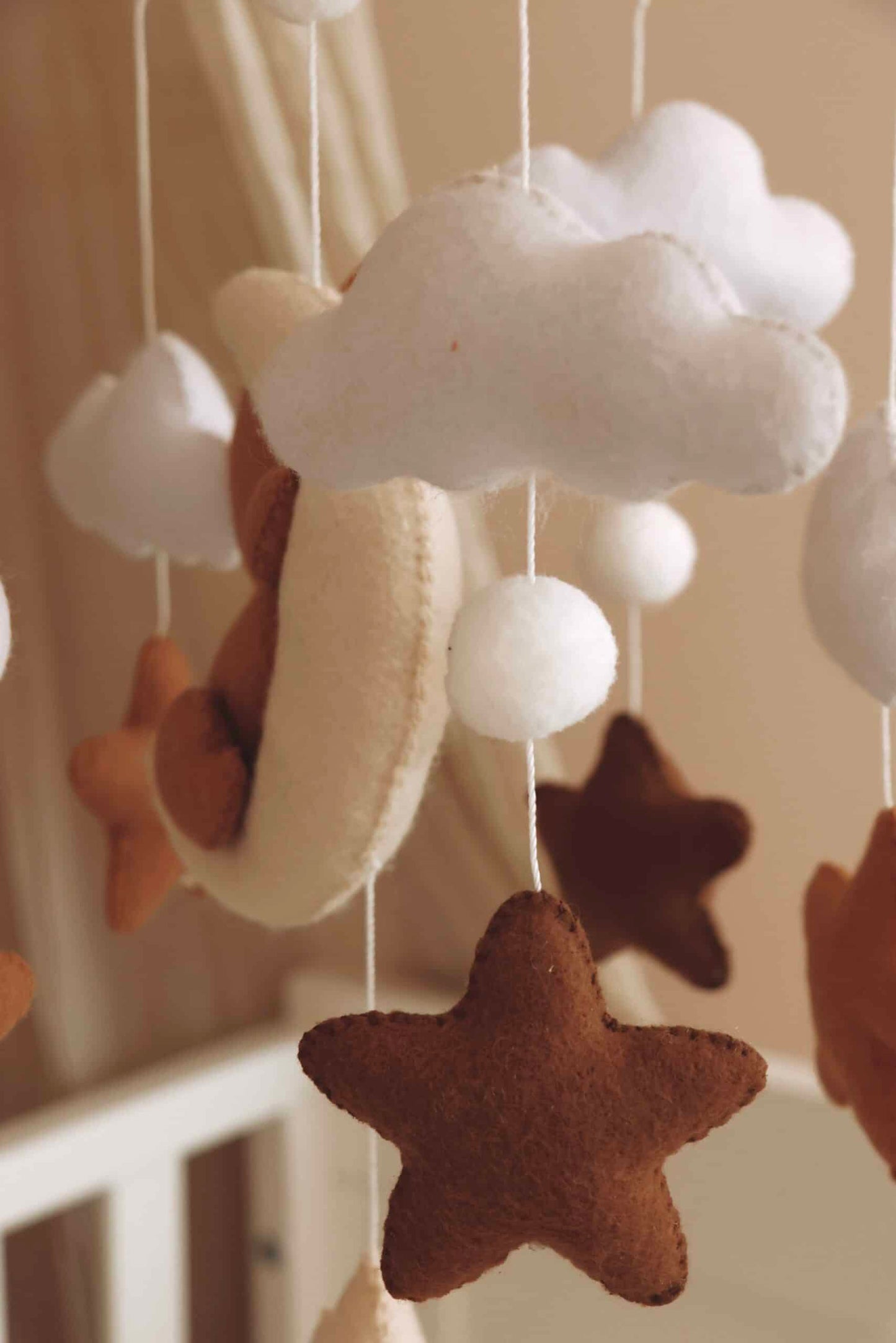 Mobile bébé en feutre nuages blancs et étoiles marron, déco chambre enfant