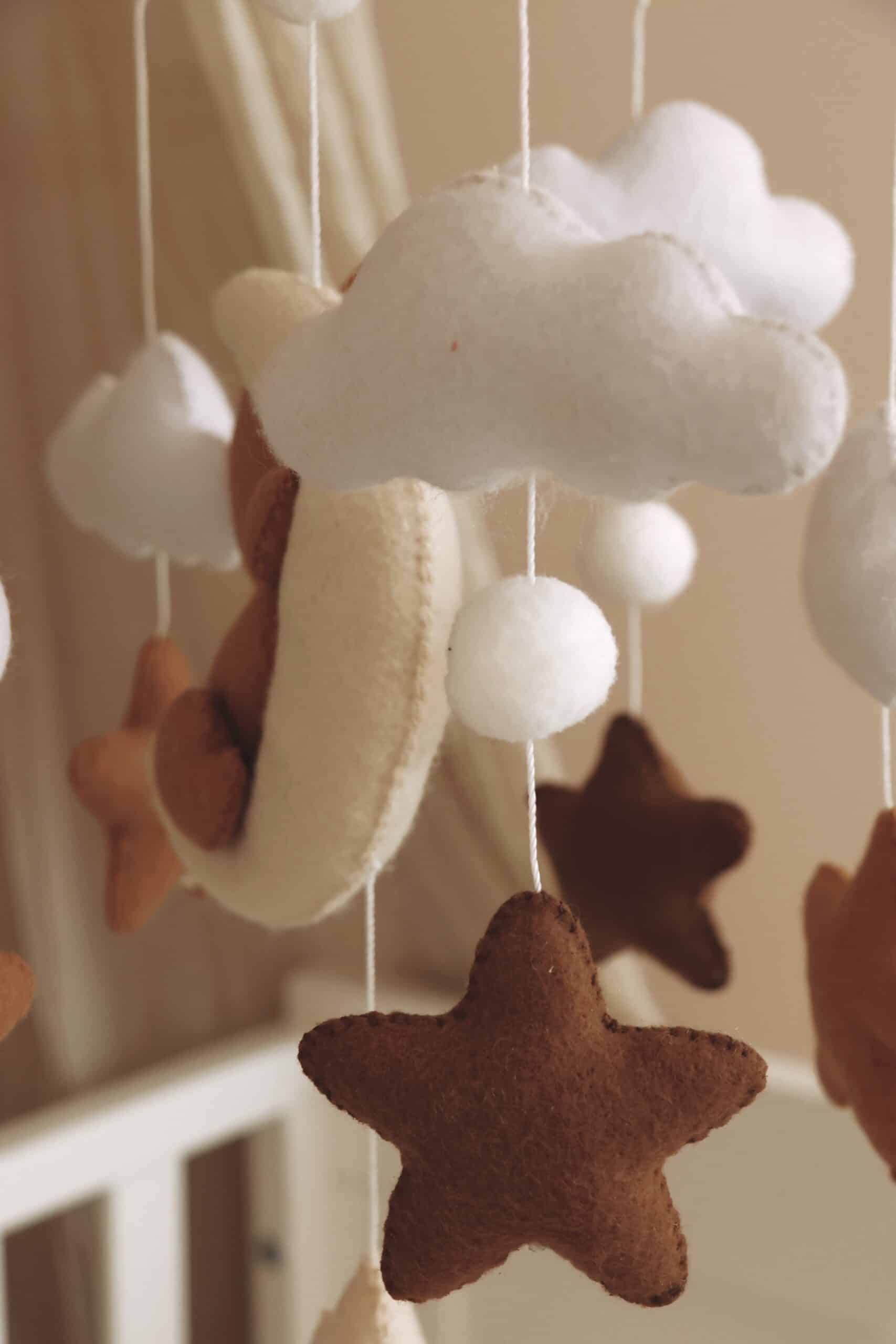 Mobile bébé en feutre nuages blancs et étoiles marron, déco chambre enfant