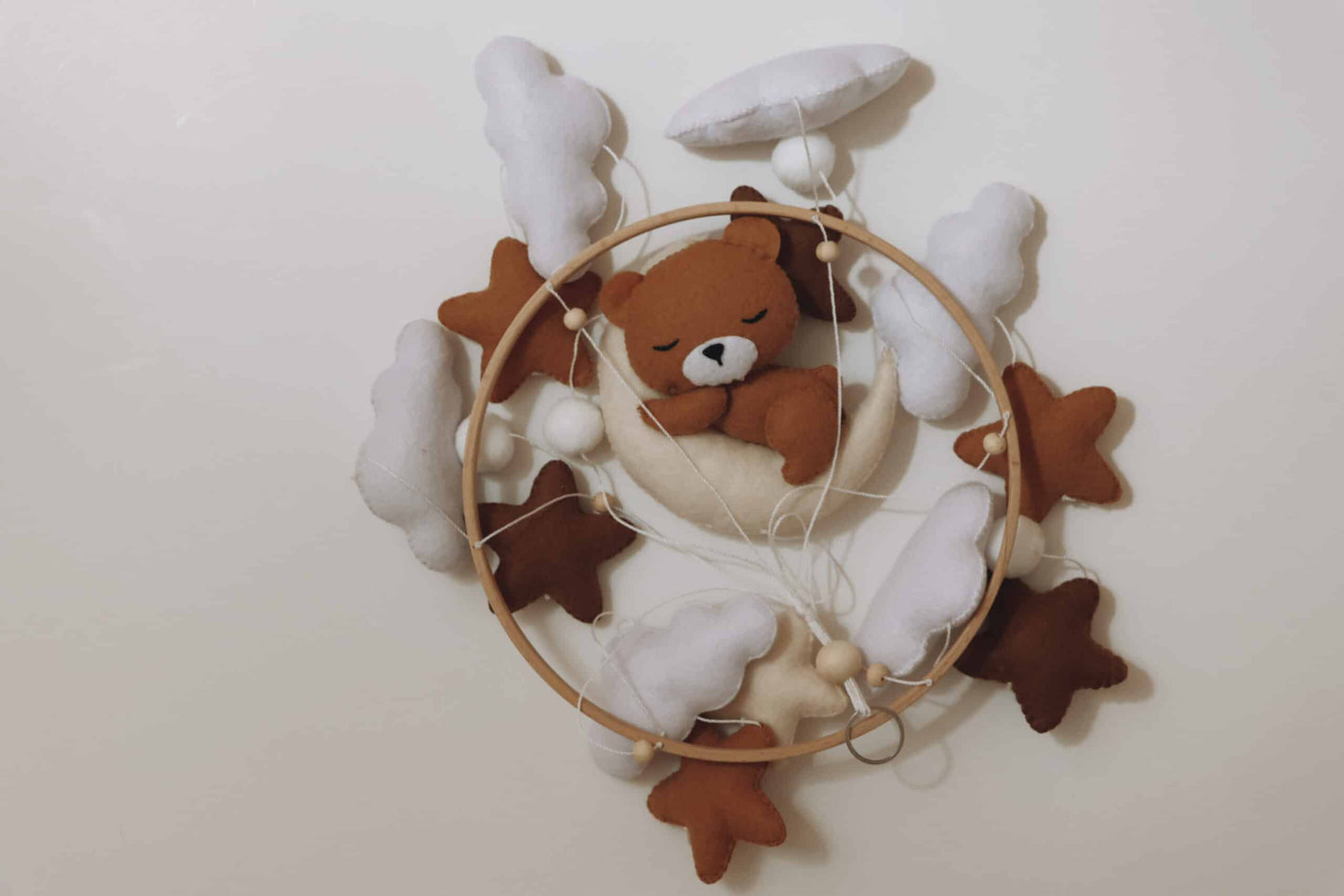 Mobile bébé en feutrine motif ourson endormi, étoiles et nuages, décoration chambre enfant