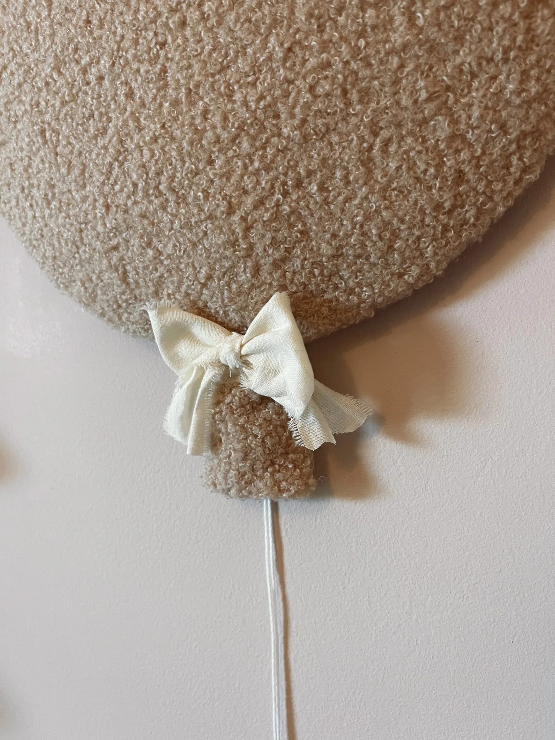 décoration murale ballon en tissu bouclette beige avec nœud crème, chambre enfant