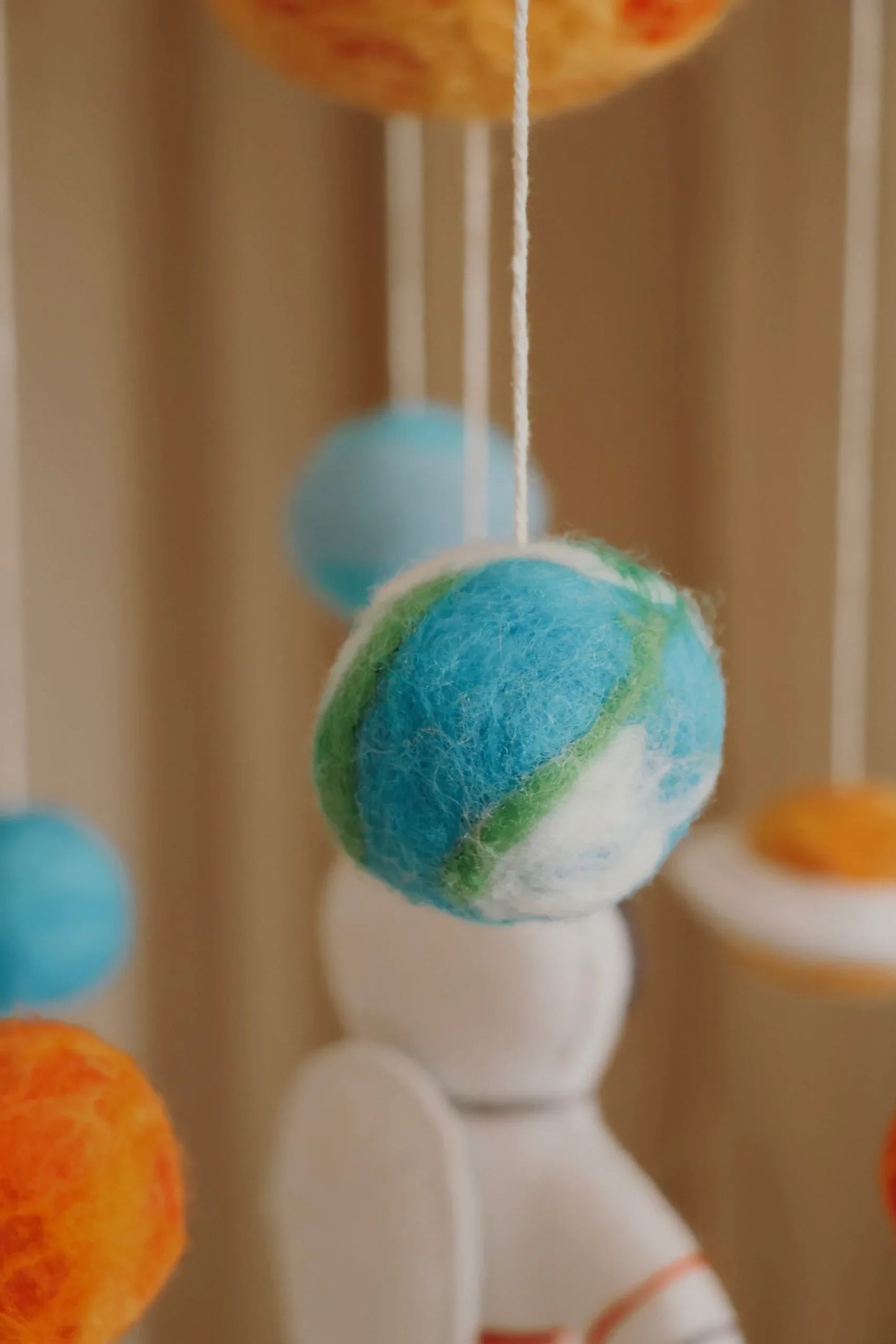 Mobile pour enfant avec planètes en laine feutrée colorée et figurine d’astronaute
