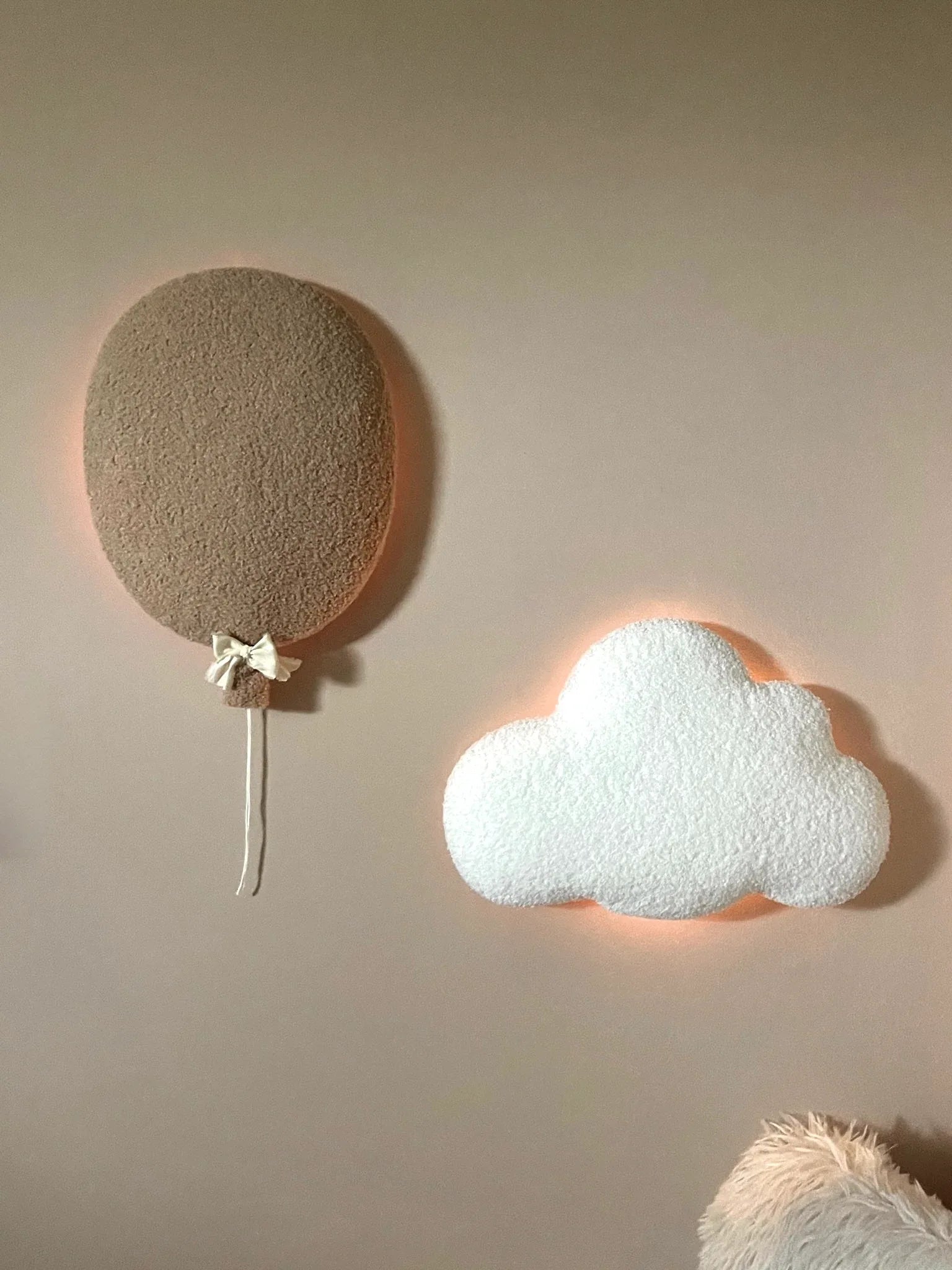 Décoration murale enfant, applique ballon beige et nuage blanc lumineux, ambiance douce.