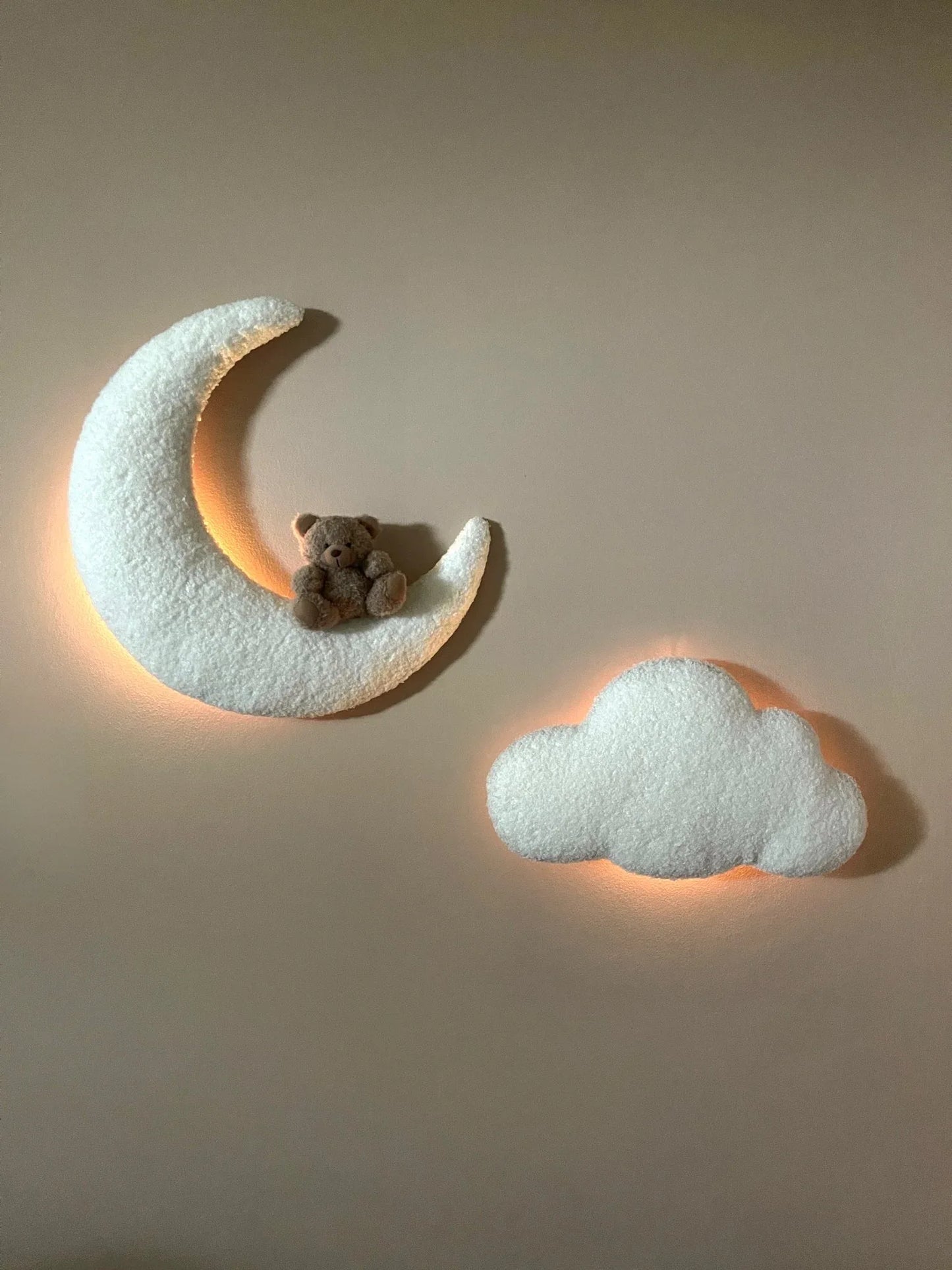 Déco murale chambre bébé, peluche lune et nuage LED, ambiance douce enfant.