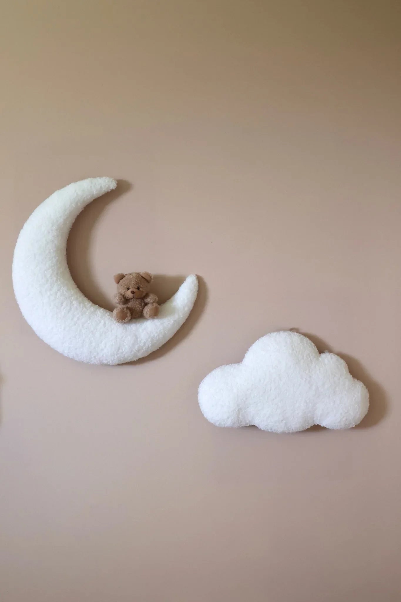 Décoration murale chambre bébé, peluche lune blanche avec ourson et nuage en tissu doux
