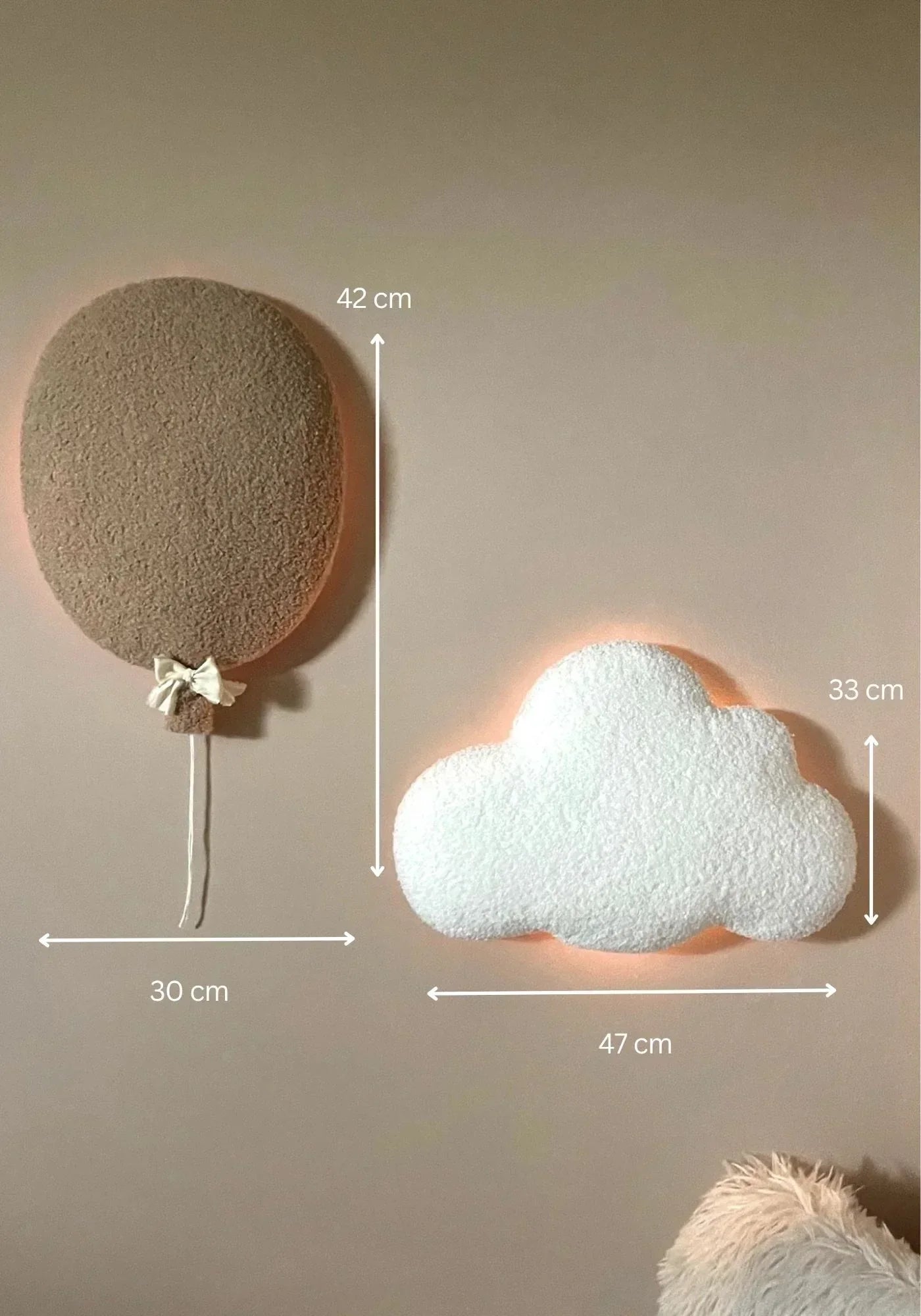 Déco murale enfant ballon beige et nuage blanc, effet duveteux, dimensions indiquées.
