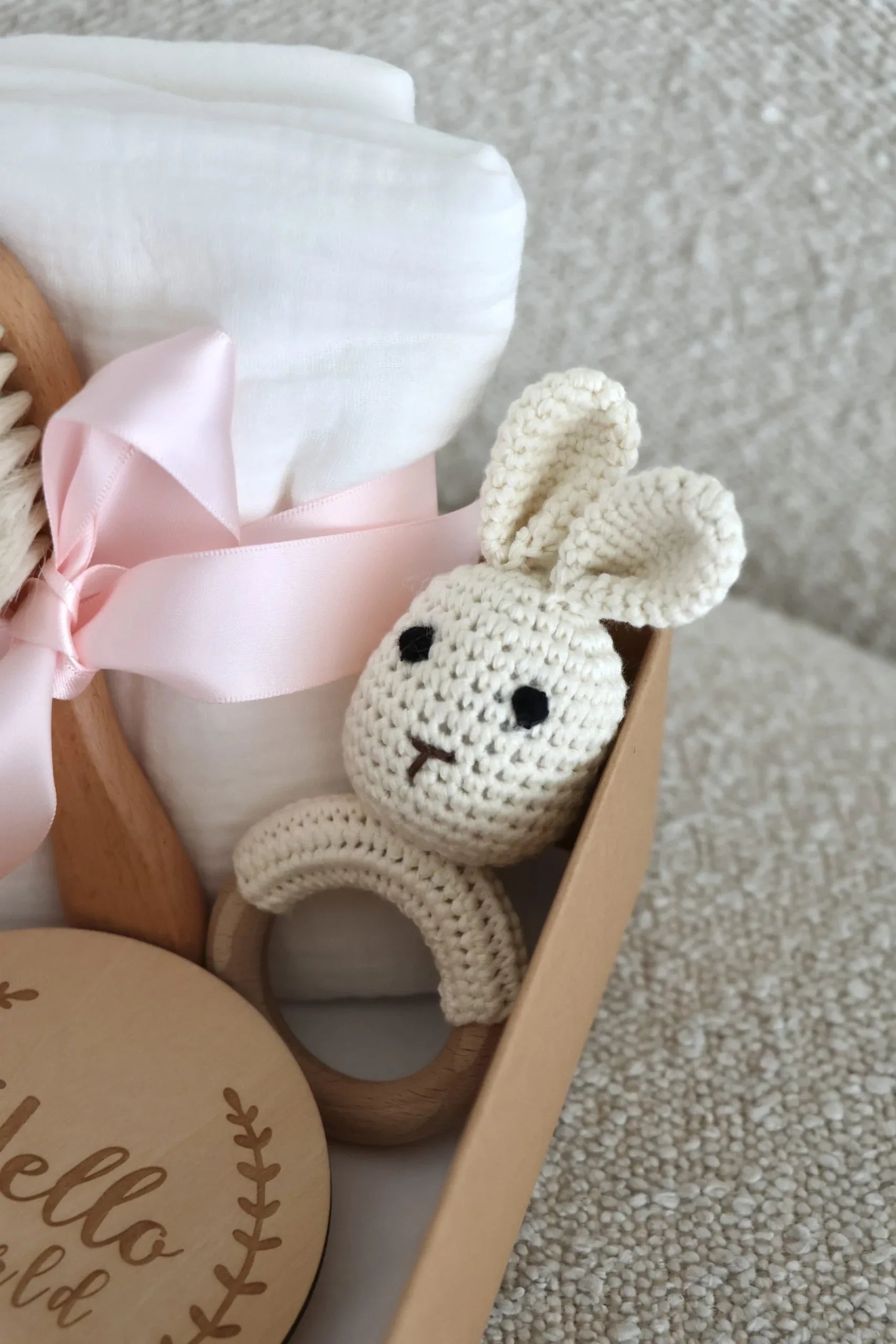 Hochet lapin en crochet blanc pour bébé, présenté dans un coffret cadeau naissance.