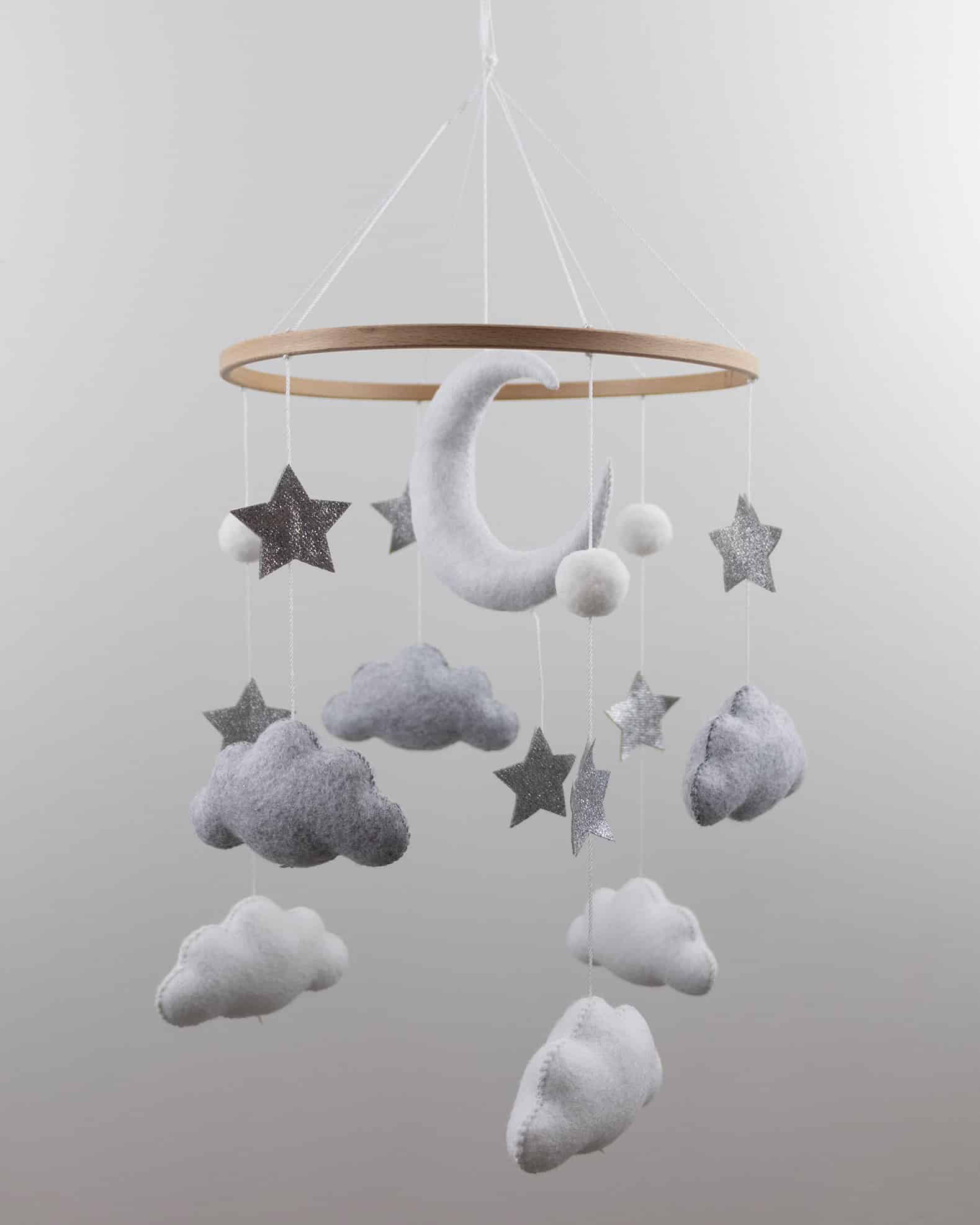 Mobile bébé fait main avec lune, étoiles et nuages en feutrine gris et blanc suspendus